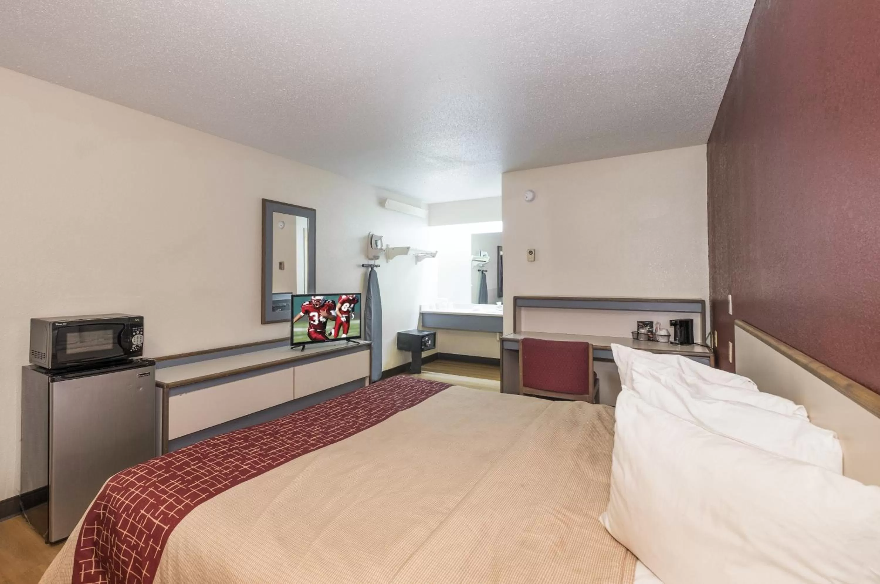 Photo of the whole room, Bed in Red Roof Inn Atlanta-Norcross