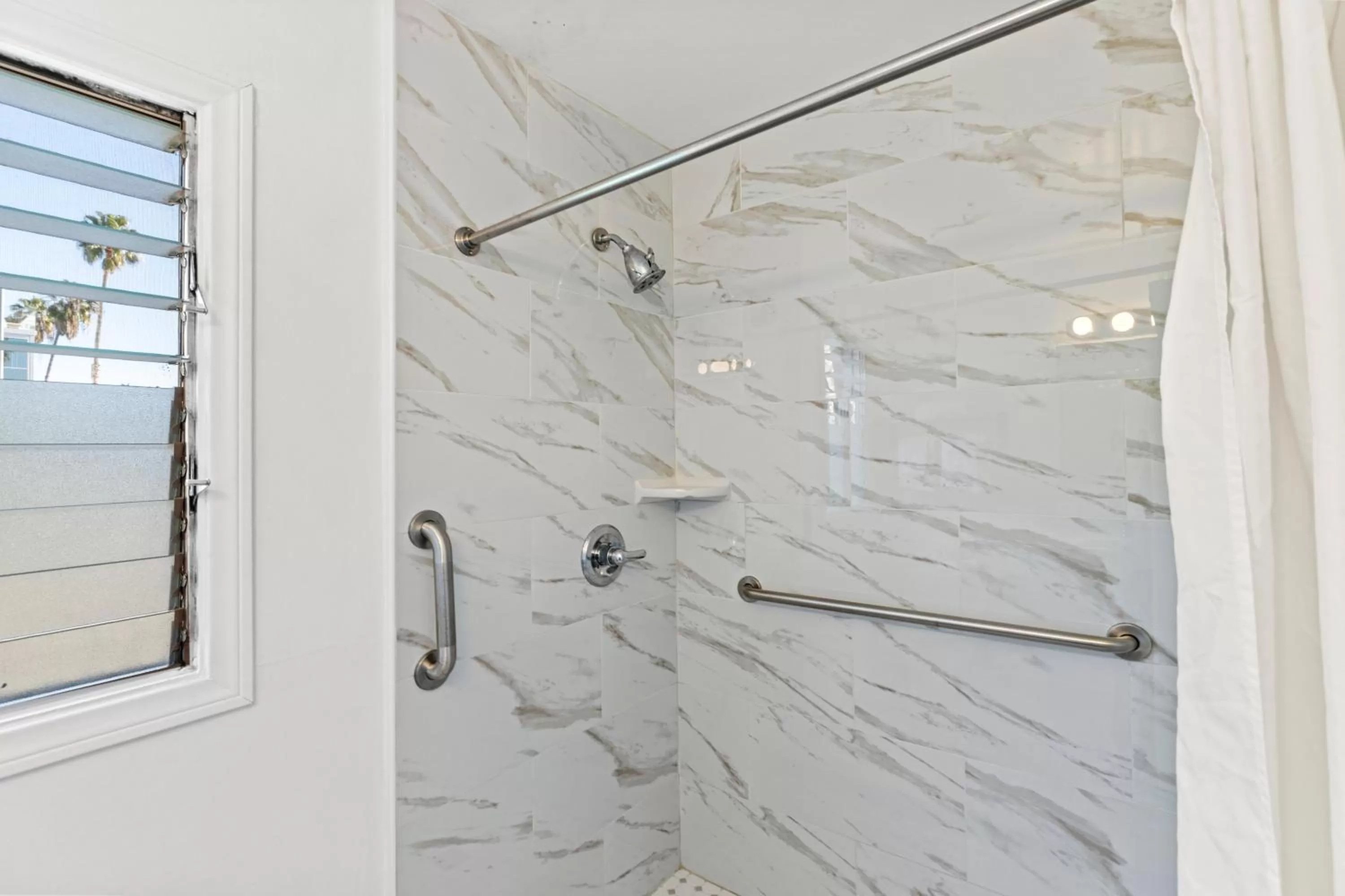 Shower in Ocean Lodge Santa Monica Beach Hotel