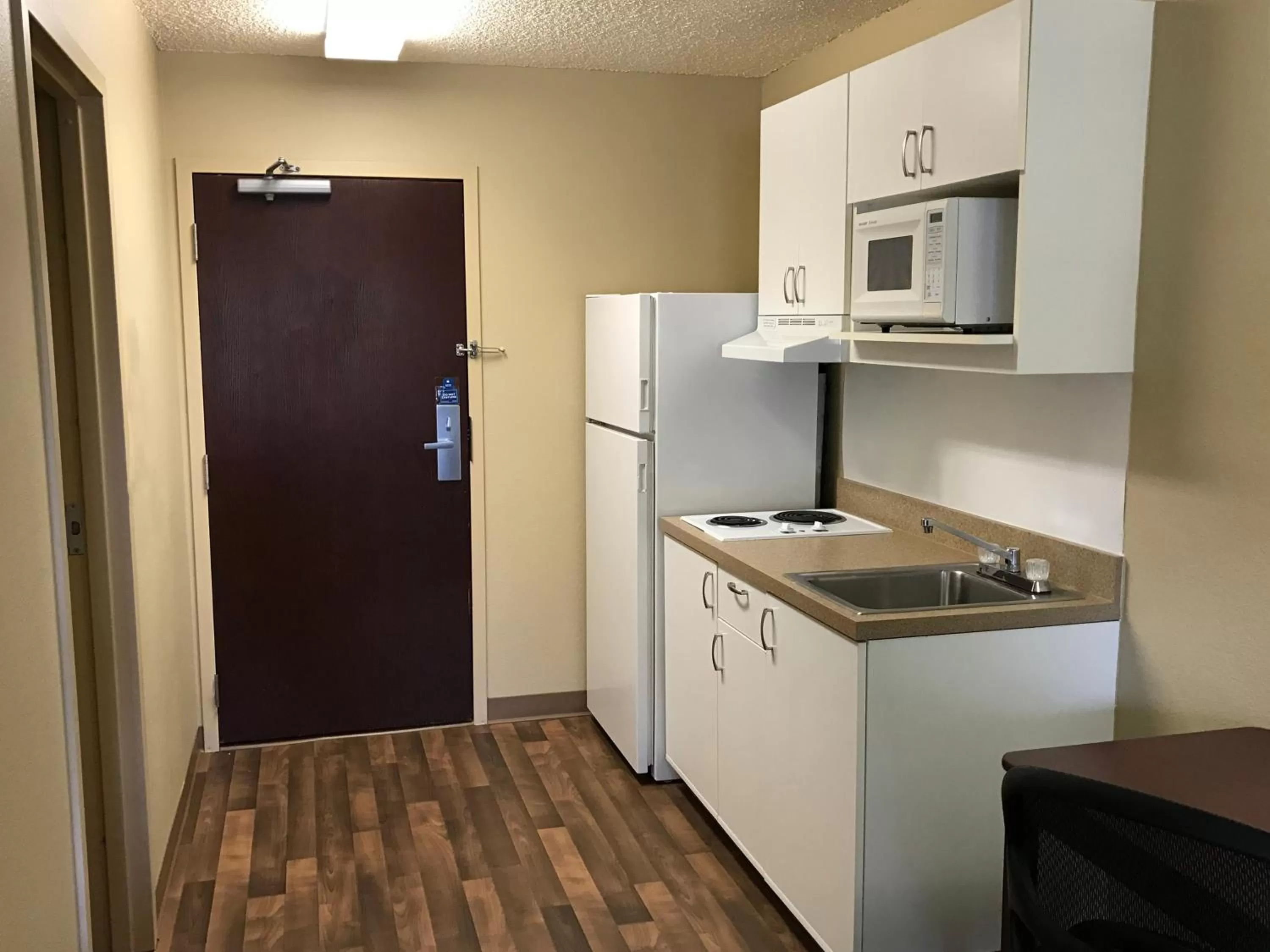 Kitchen or kitchenette in Extended Stay America Select Suites - Detroit - Farmington Hills