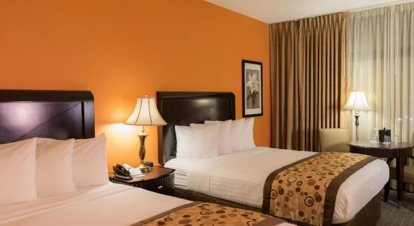 Bed in Oakland Airport Executive Hotel