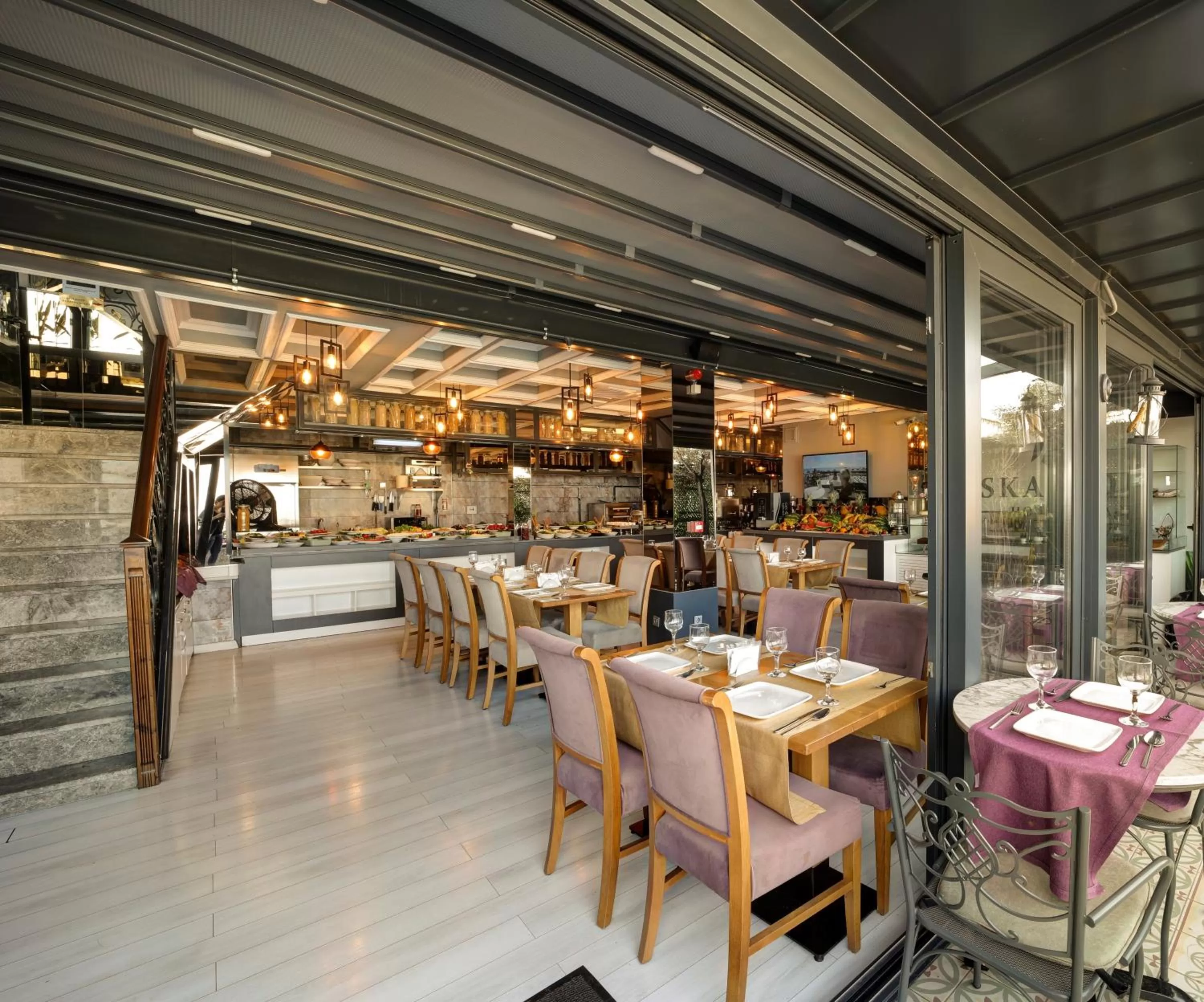 Restaurant/places to eat in Skalion Hotel