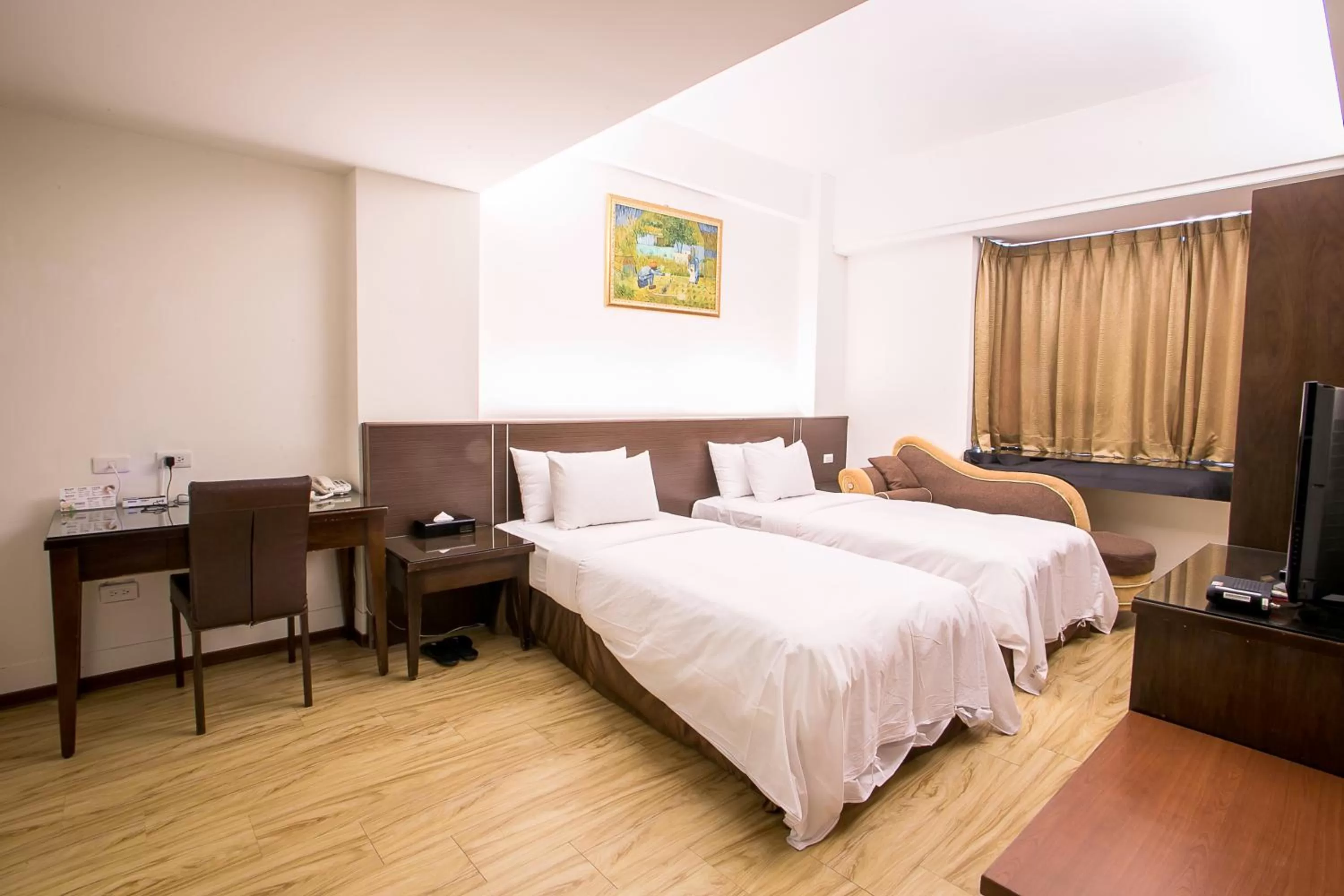 Photo of the whole room, Bed in Huang Shin Business Hotel-Chung Kang