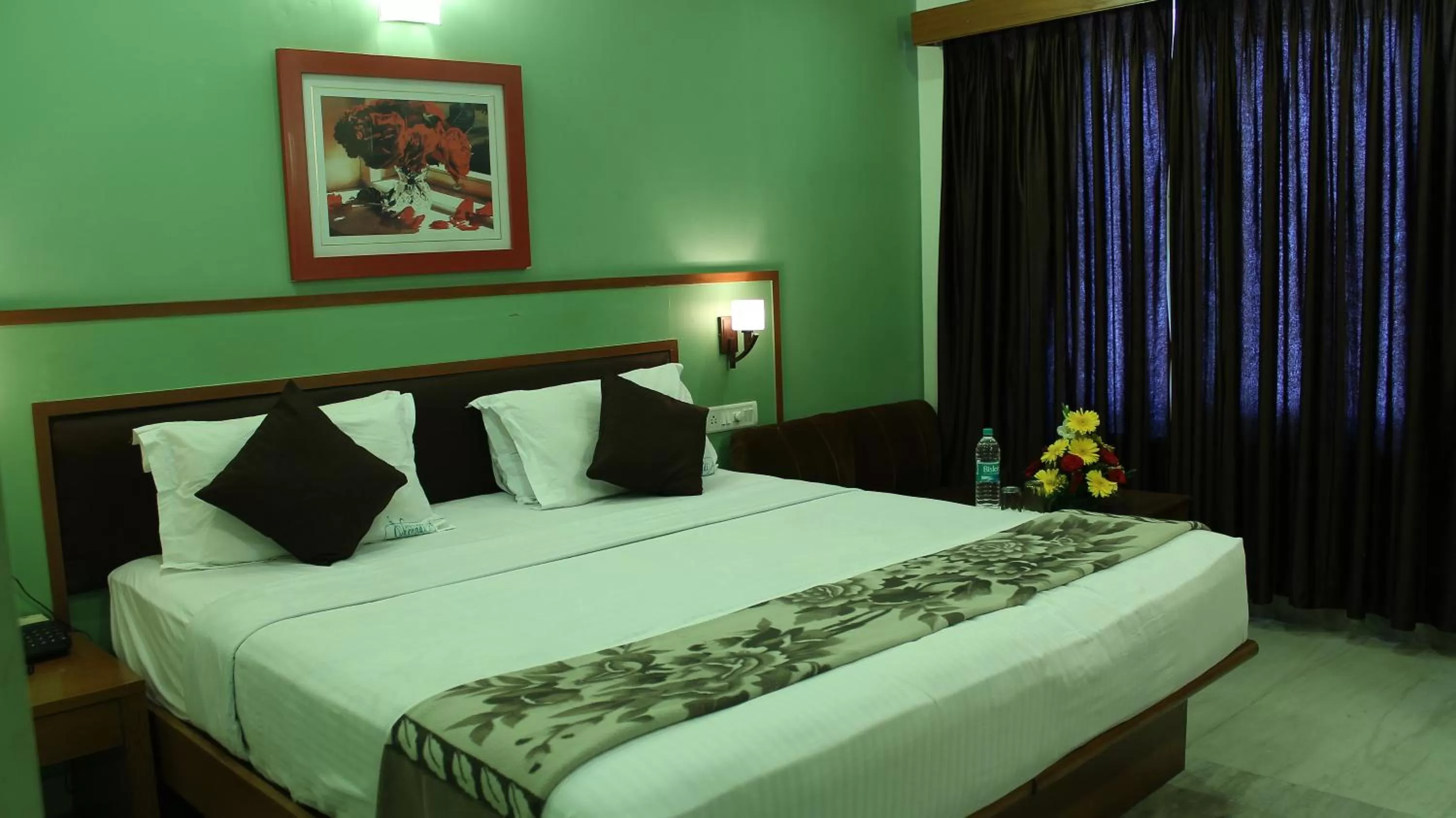 Bed in Hotel Chennai Gate