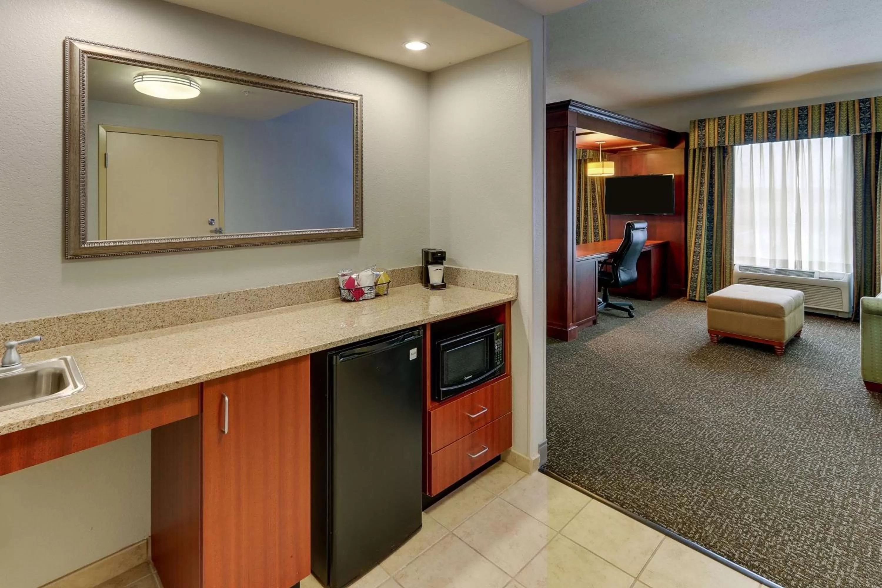 Living room, Bed in Hampton Inn & Suites Indianapolis-Airport