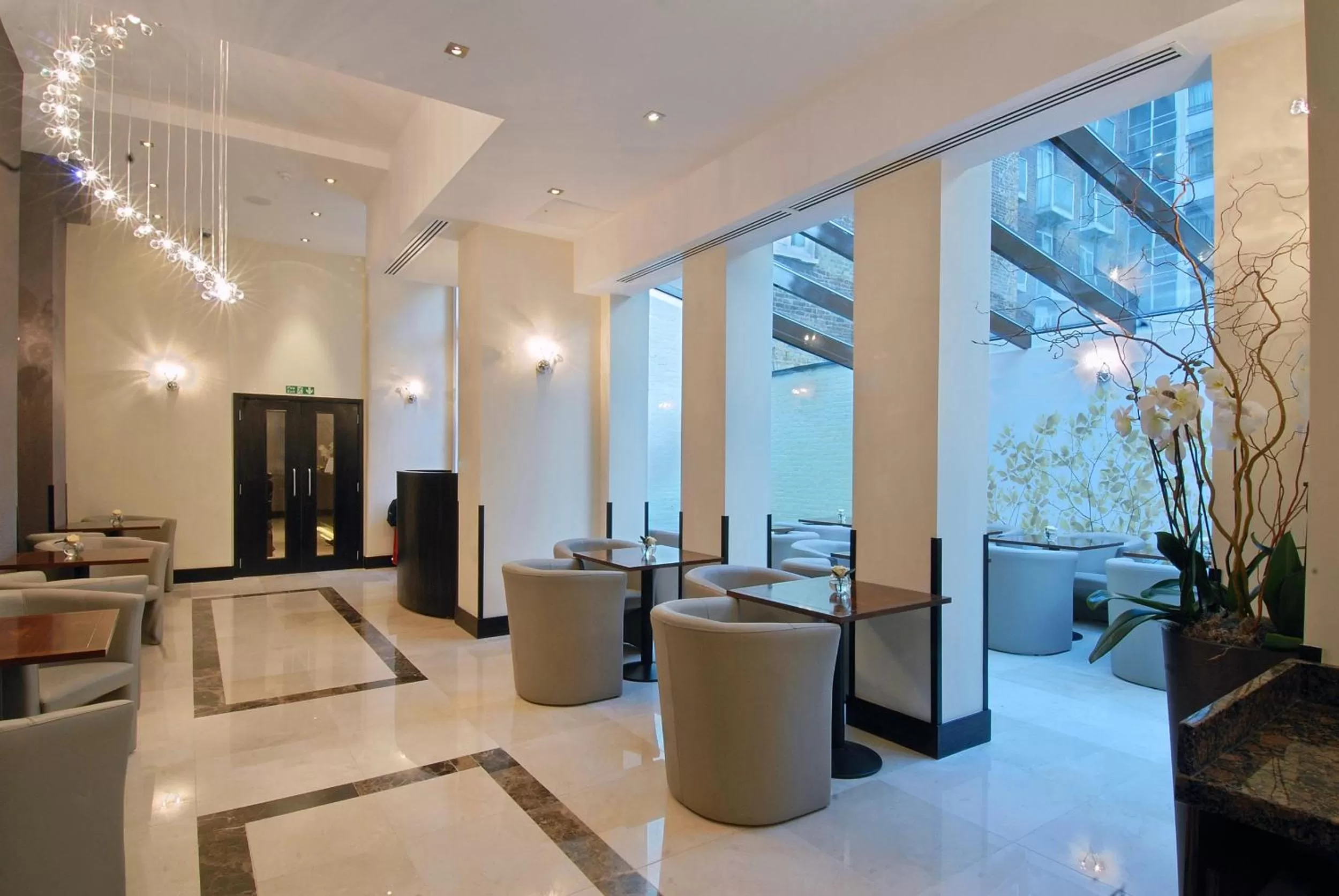 Restaurant/places to eat in Park Grand Mayfair