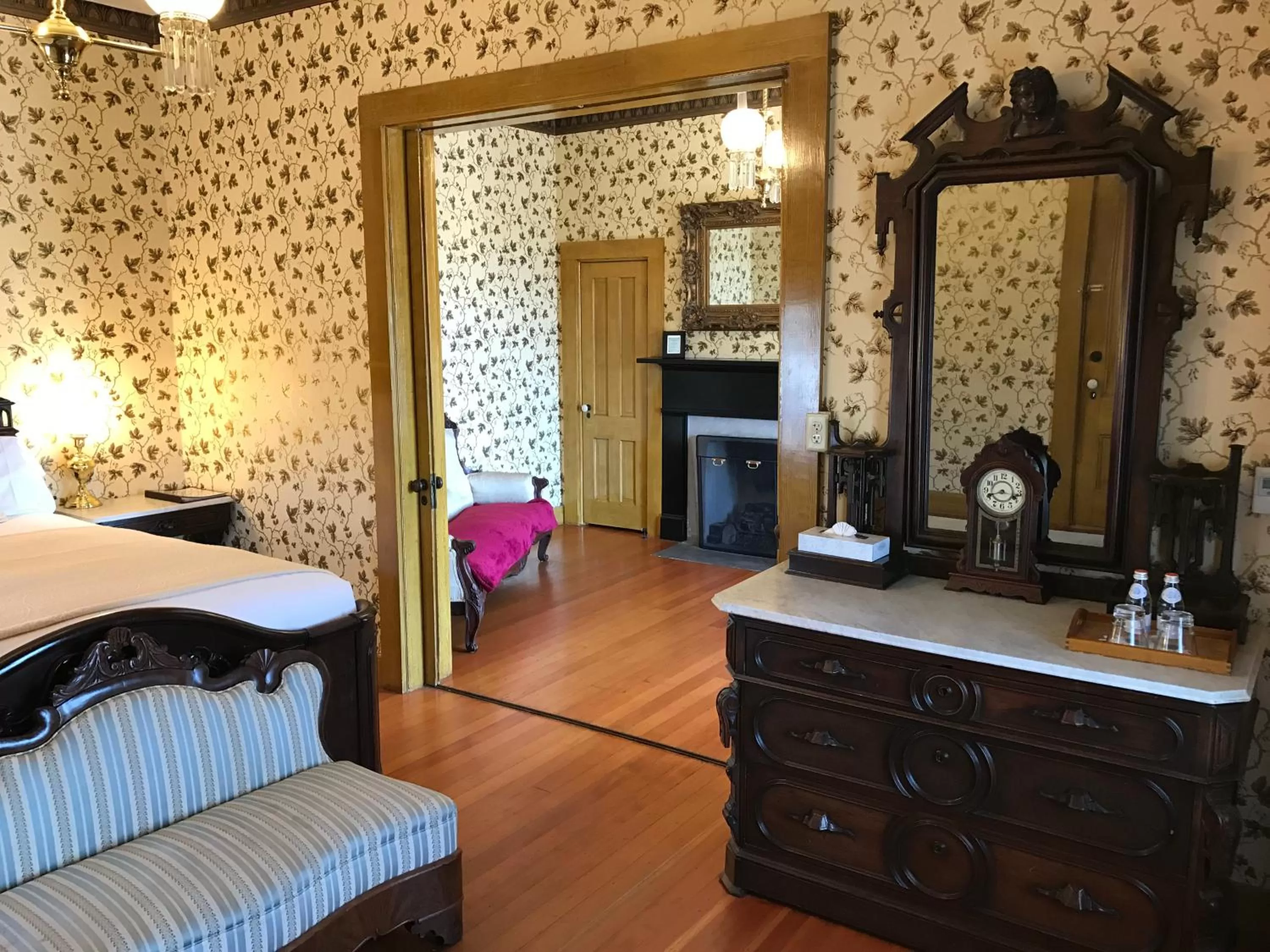 Photo of the whole room, Bed in Cosmopolitan Hotel