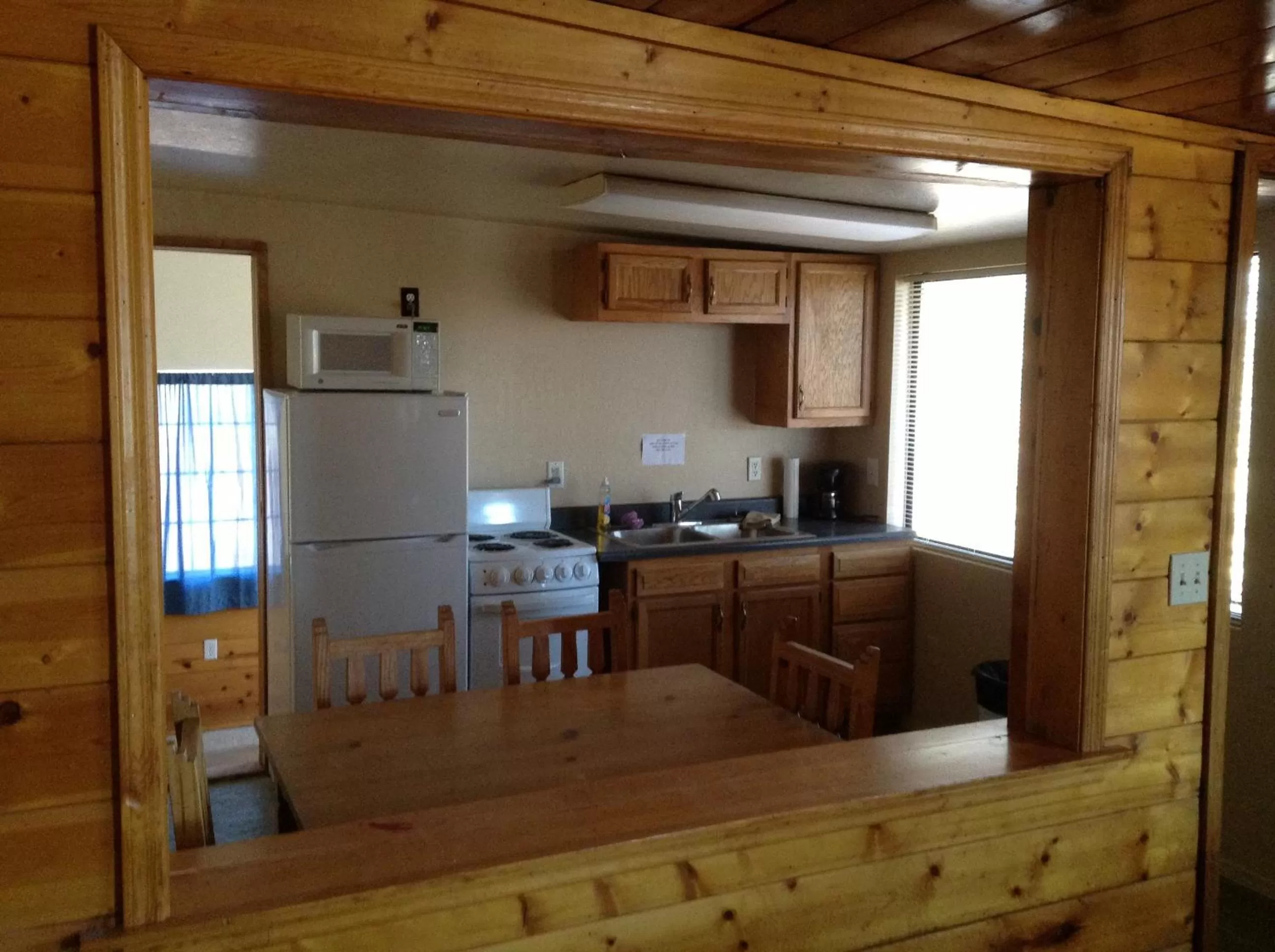 Dining area, Kitchen/Kitchenette in Rainbows End Fishing Resort