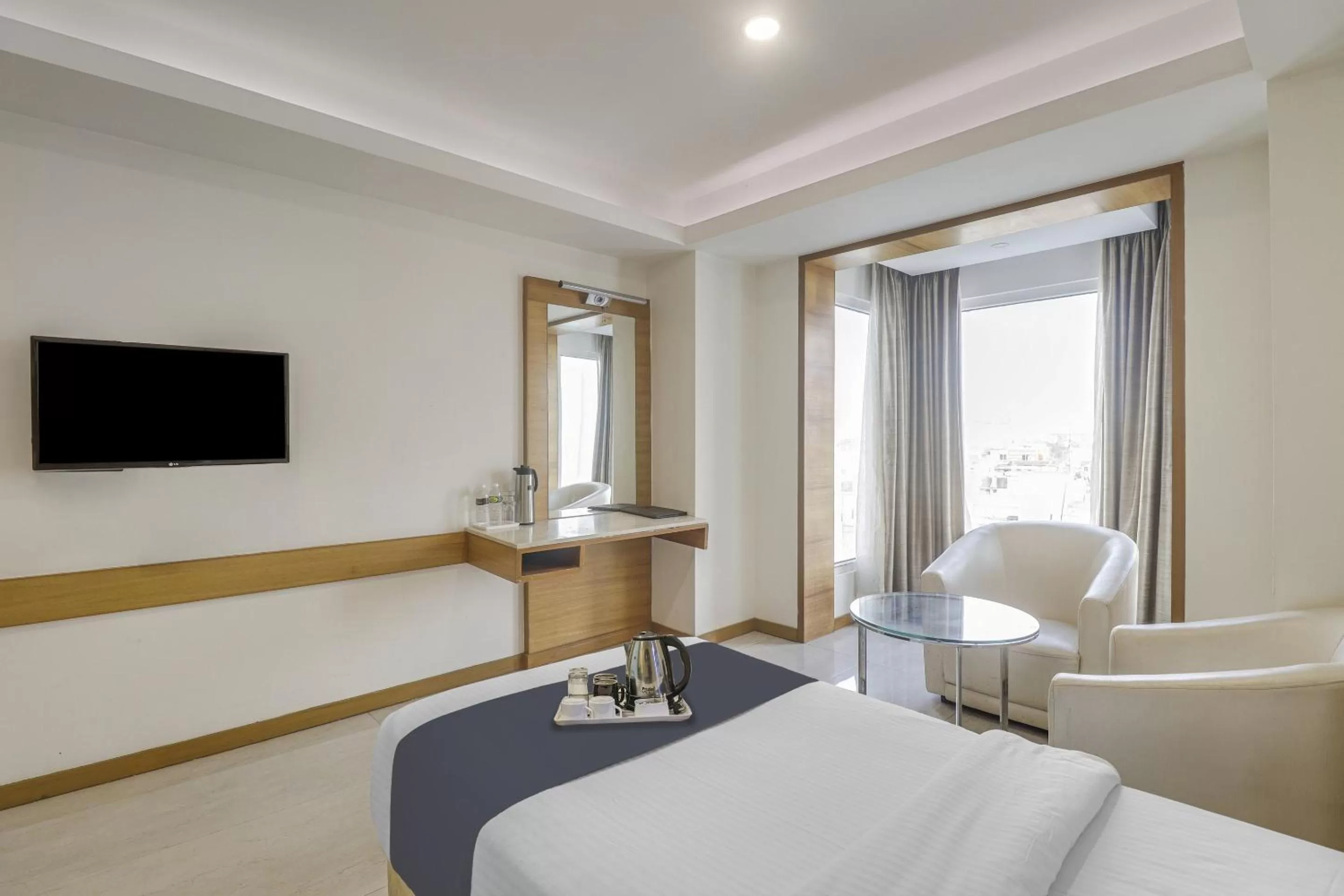 Bedroom, TV/Entertainment Center in Palette - Hotel Chennai La Palace