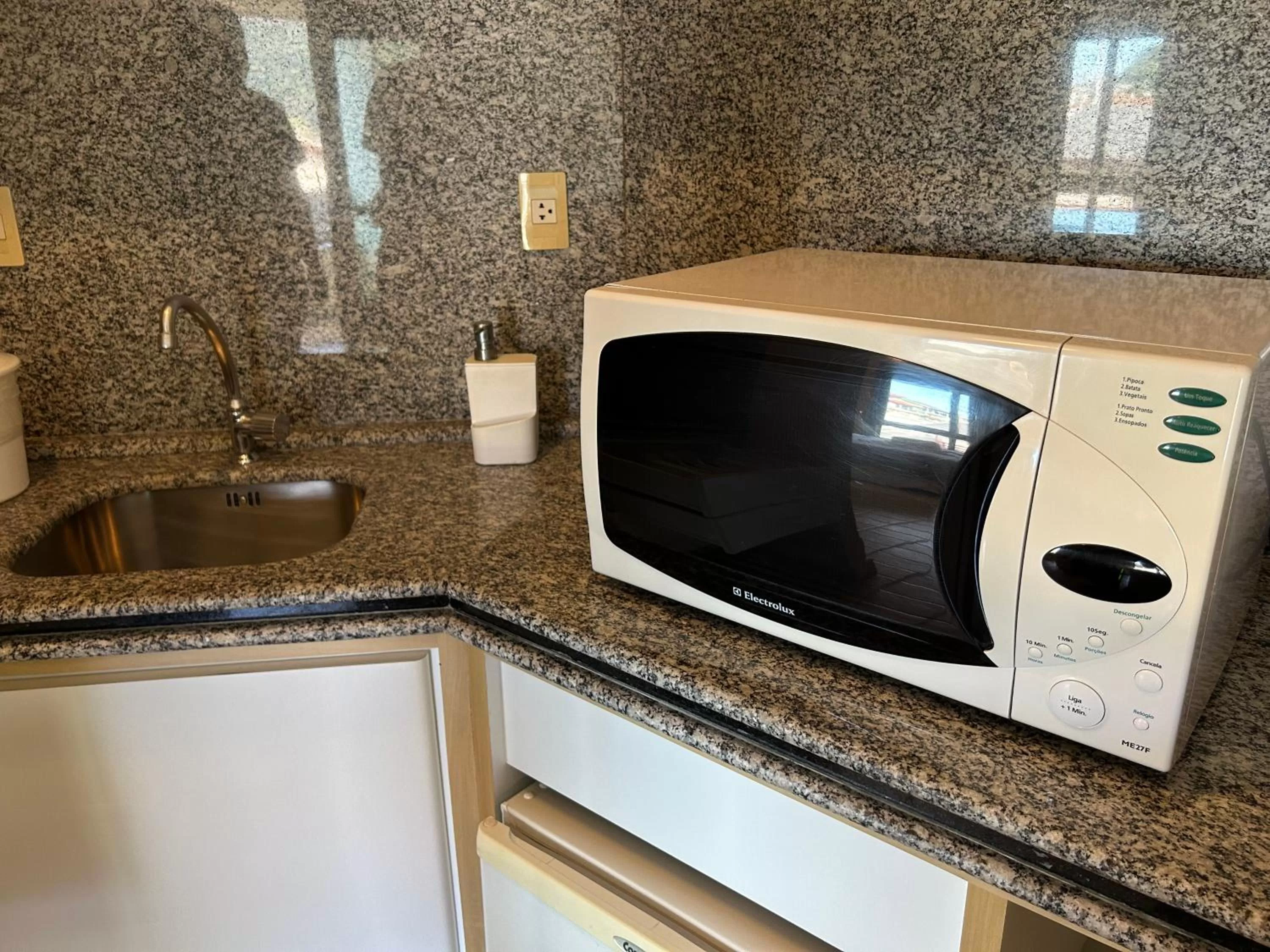 Kitchen or kitchenette in Golfinhos Apart Hotel