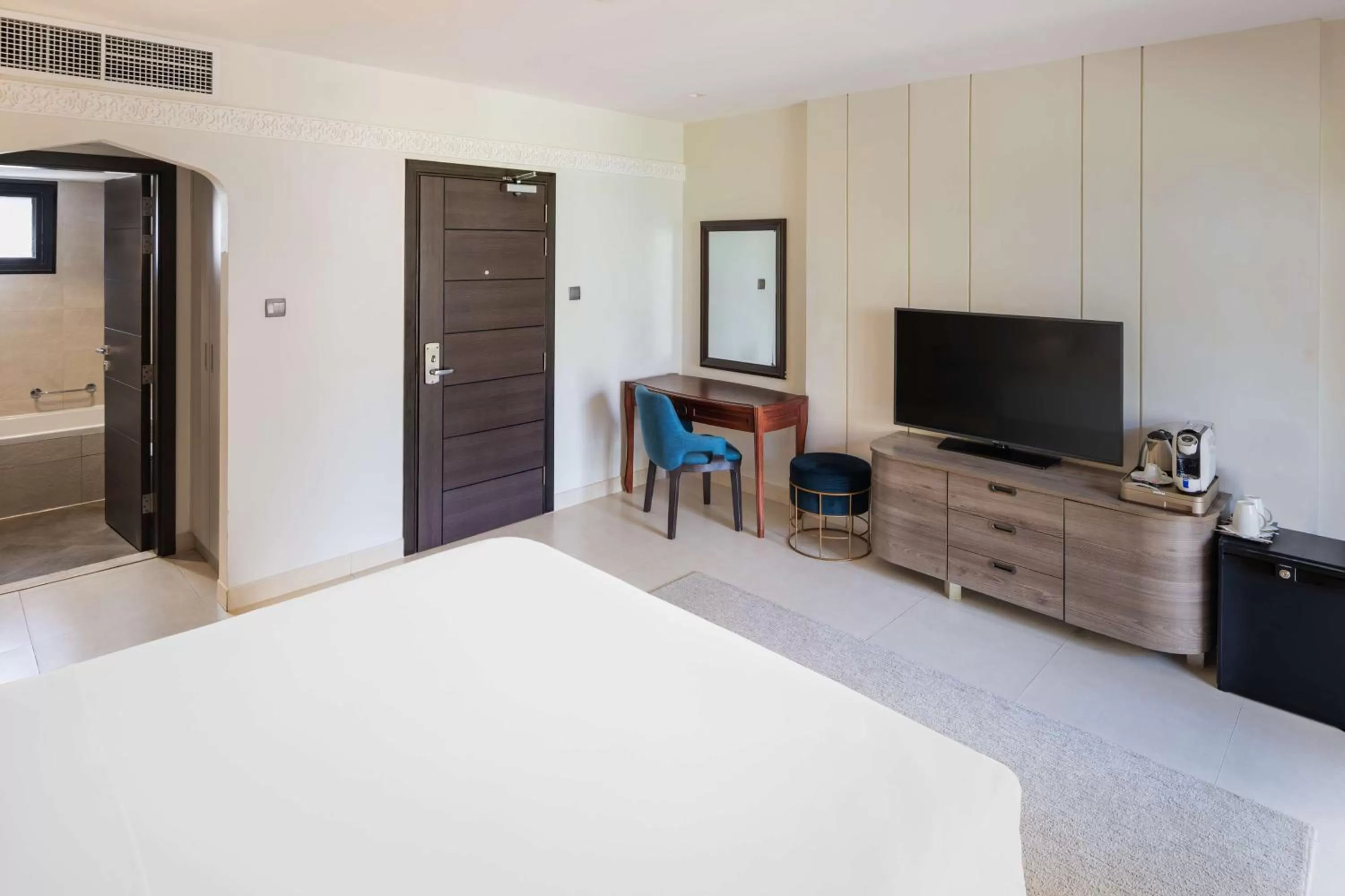 TV and multimedia, Bed in Radisson Blu Hotel & Resort, Al Ain