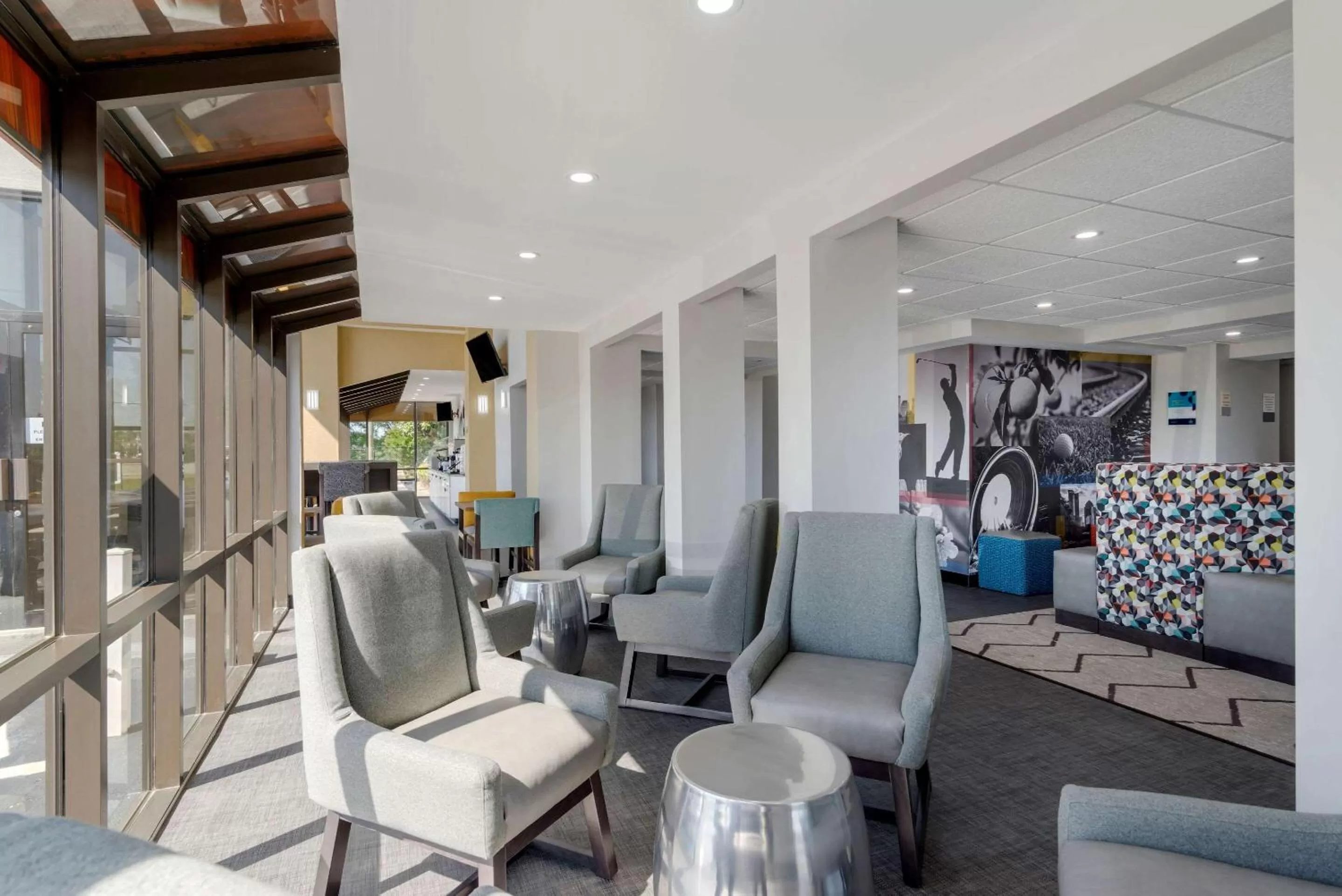 Lobby or reception in Clarion Pointe McDonough