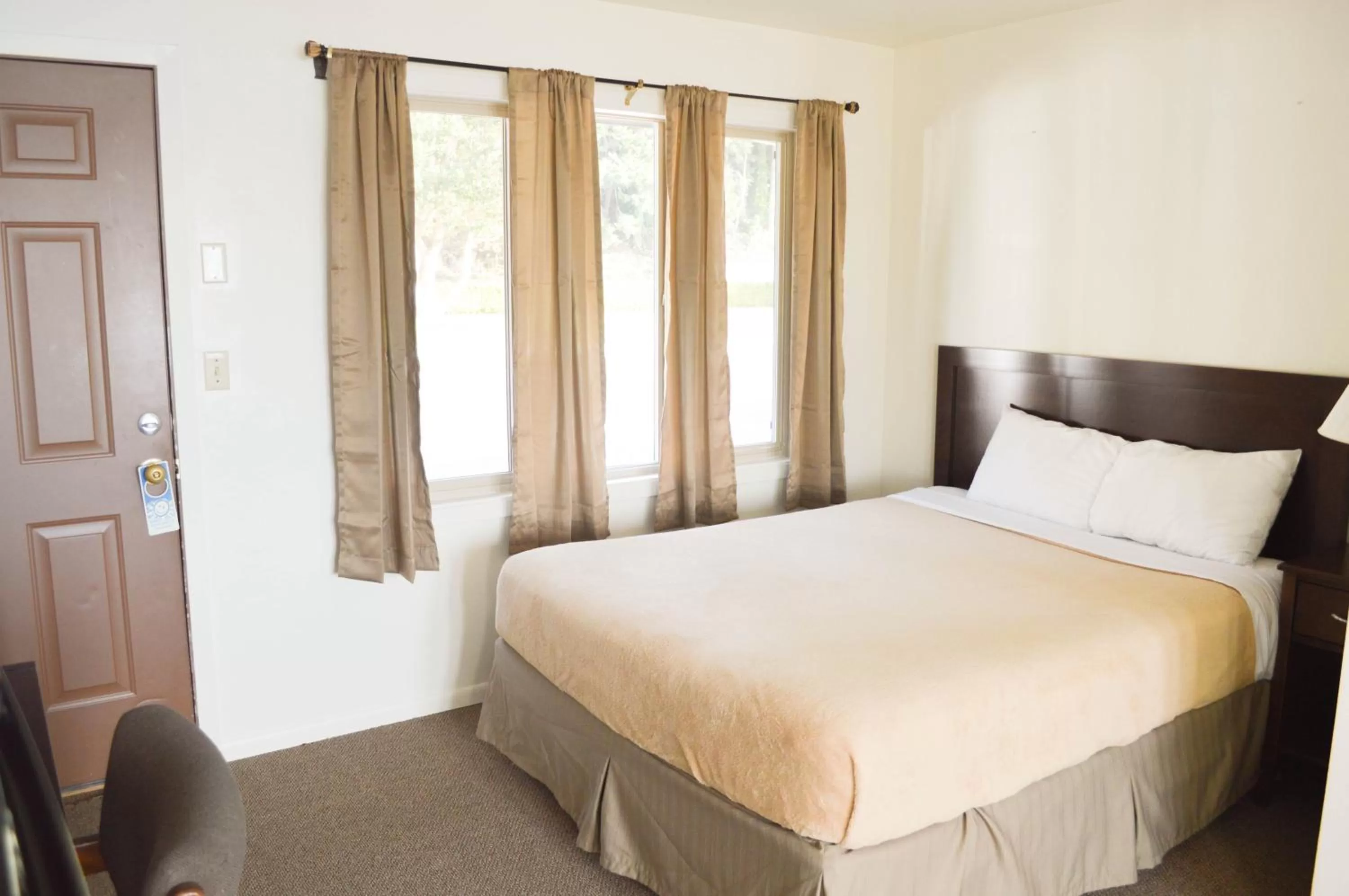 Day, Bed in Bay Bridge Motel