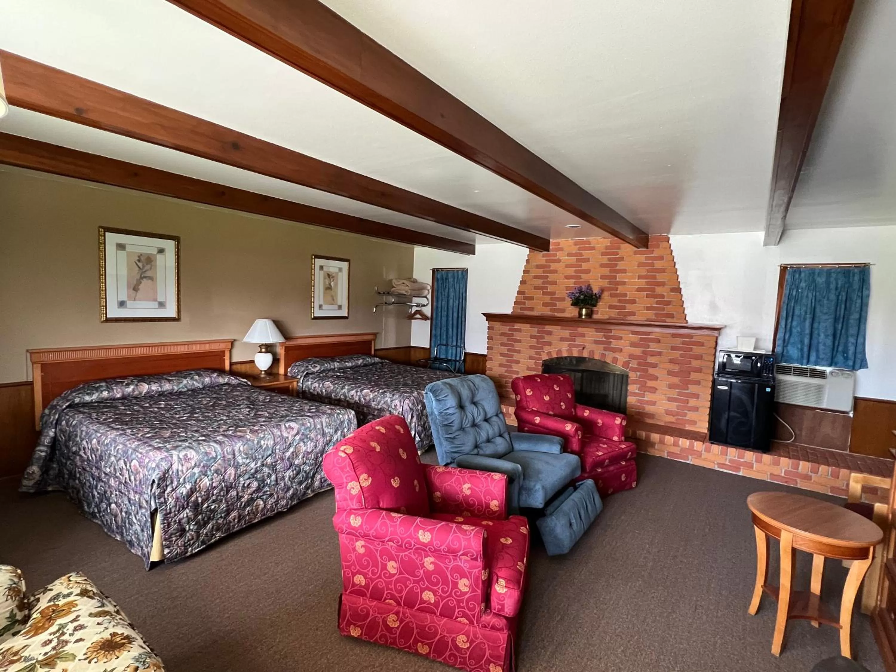 Photo of the whole room, Bed in Spinning Wheel Motel