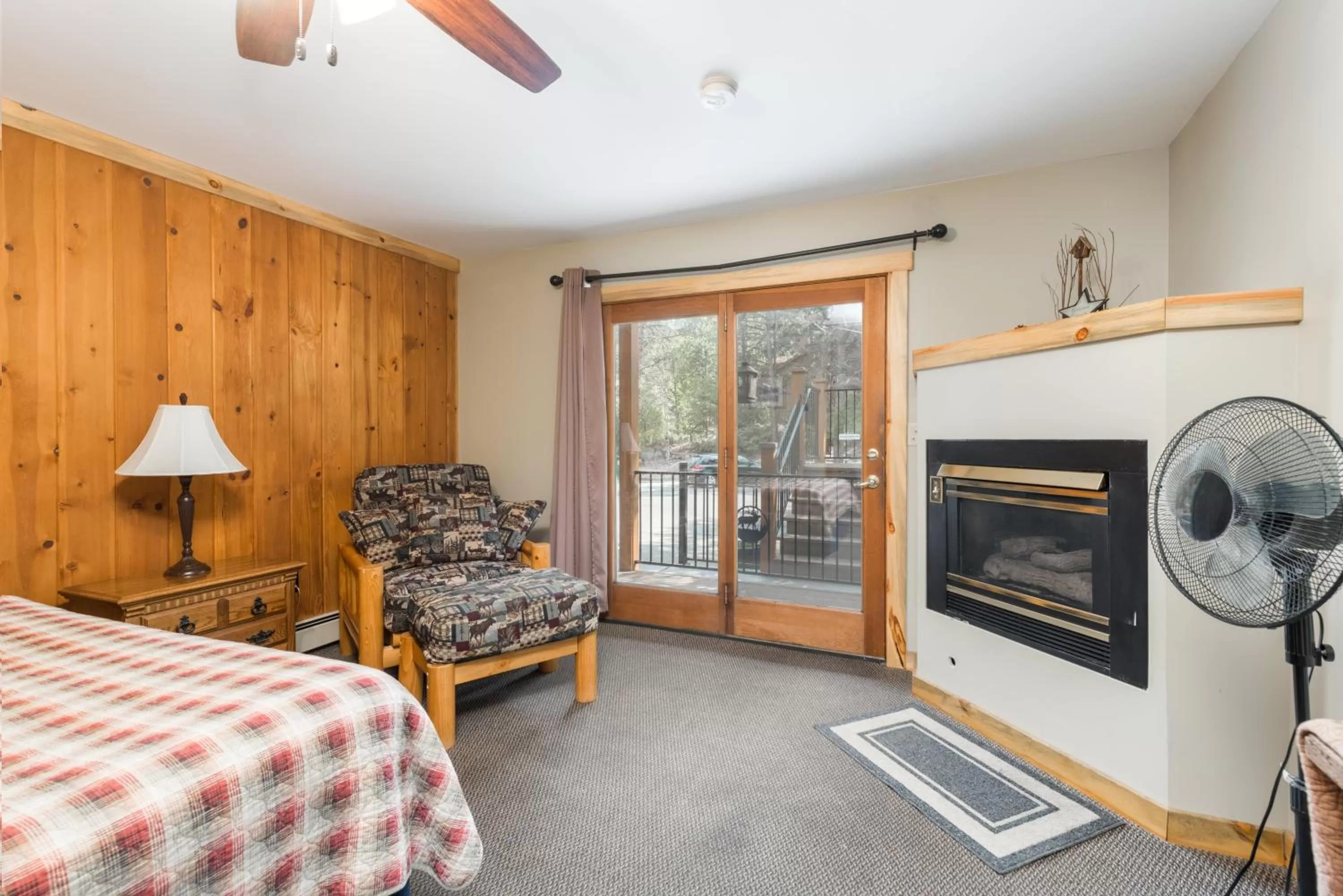 Bed in 4 Seasons Inn on Fall River