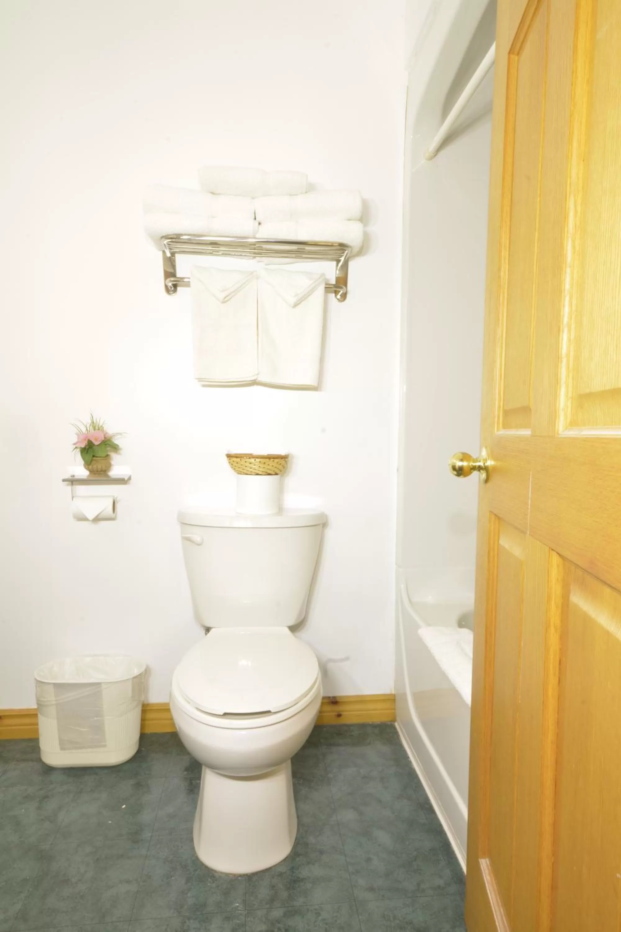 Bathroom in Knights Inn Colonial Fireside Inn