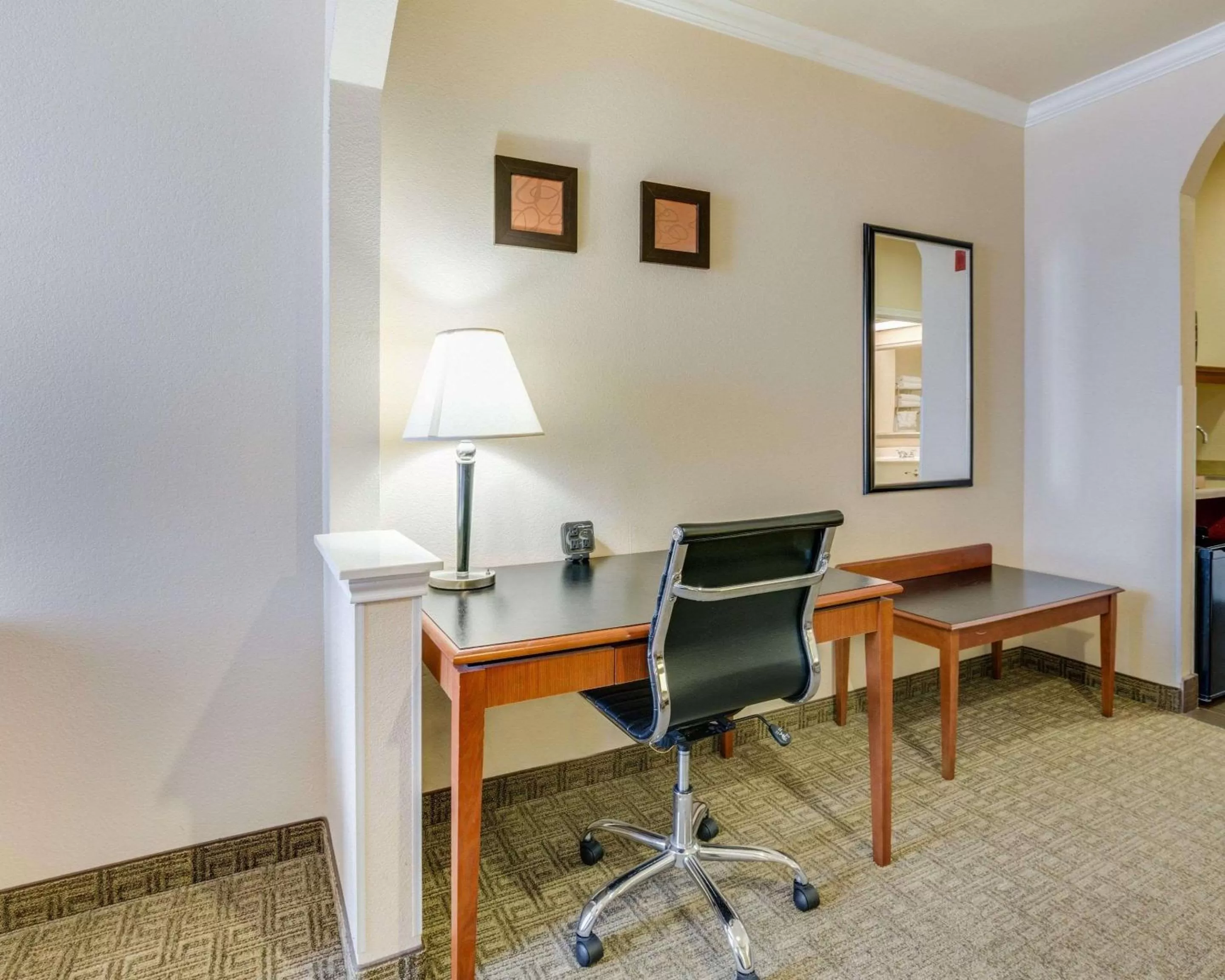 Photo of the whole room, TV/Entertainment Center in Comfort Suites Deer Park Pasadena