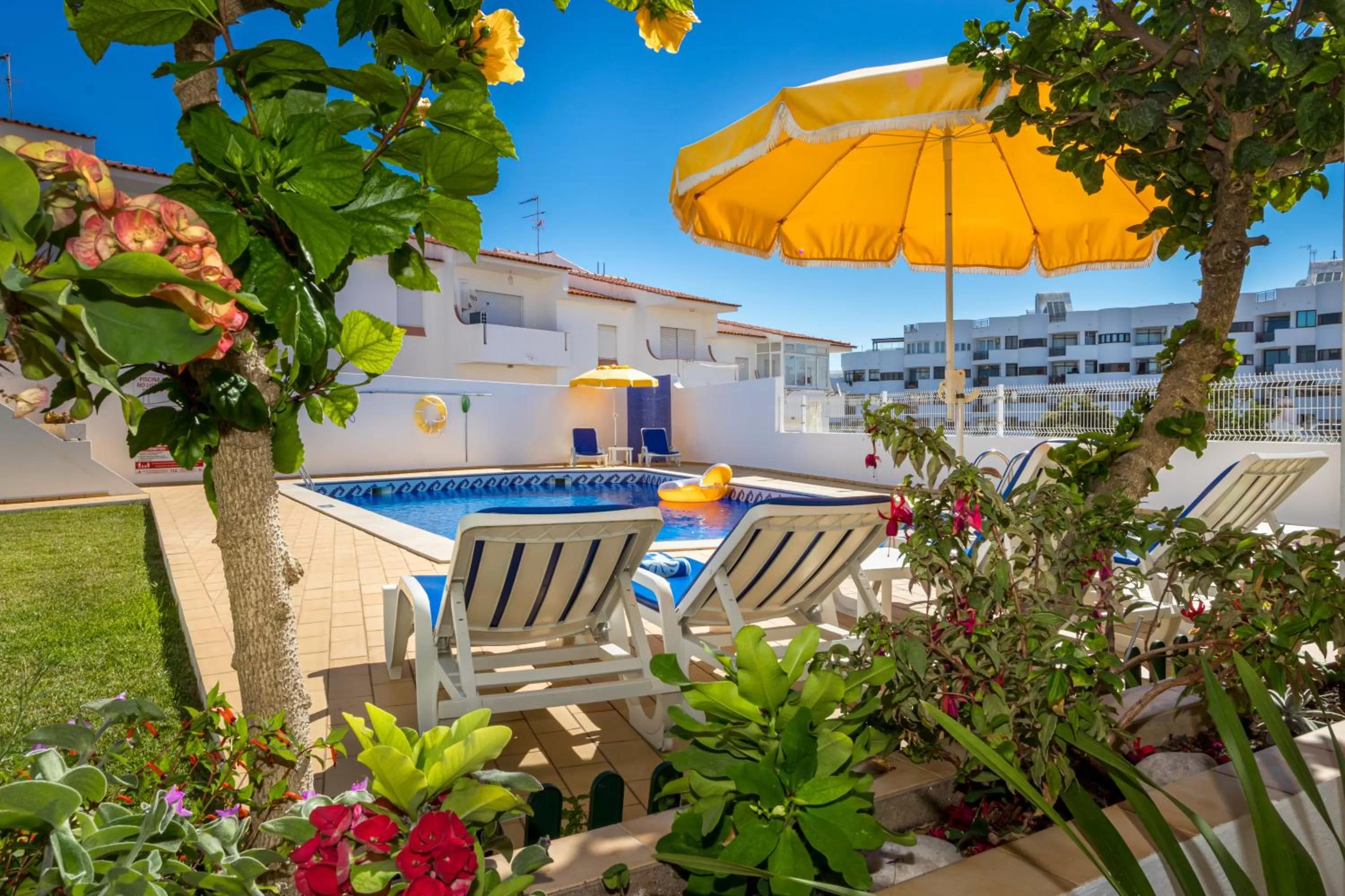 Property building, Swimming Pool in Apartamentos Carruna