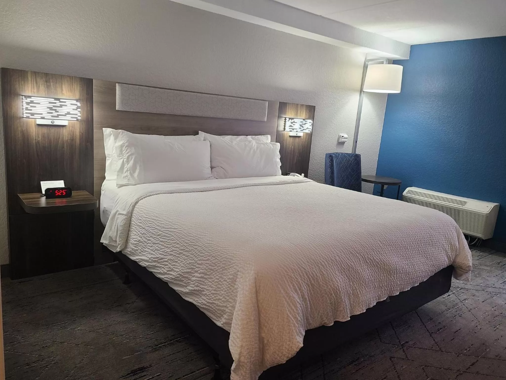 Photo of the whole room, Bed in Holiday Inn Express Fort Lauderdale North - Executive Airport by IHG