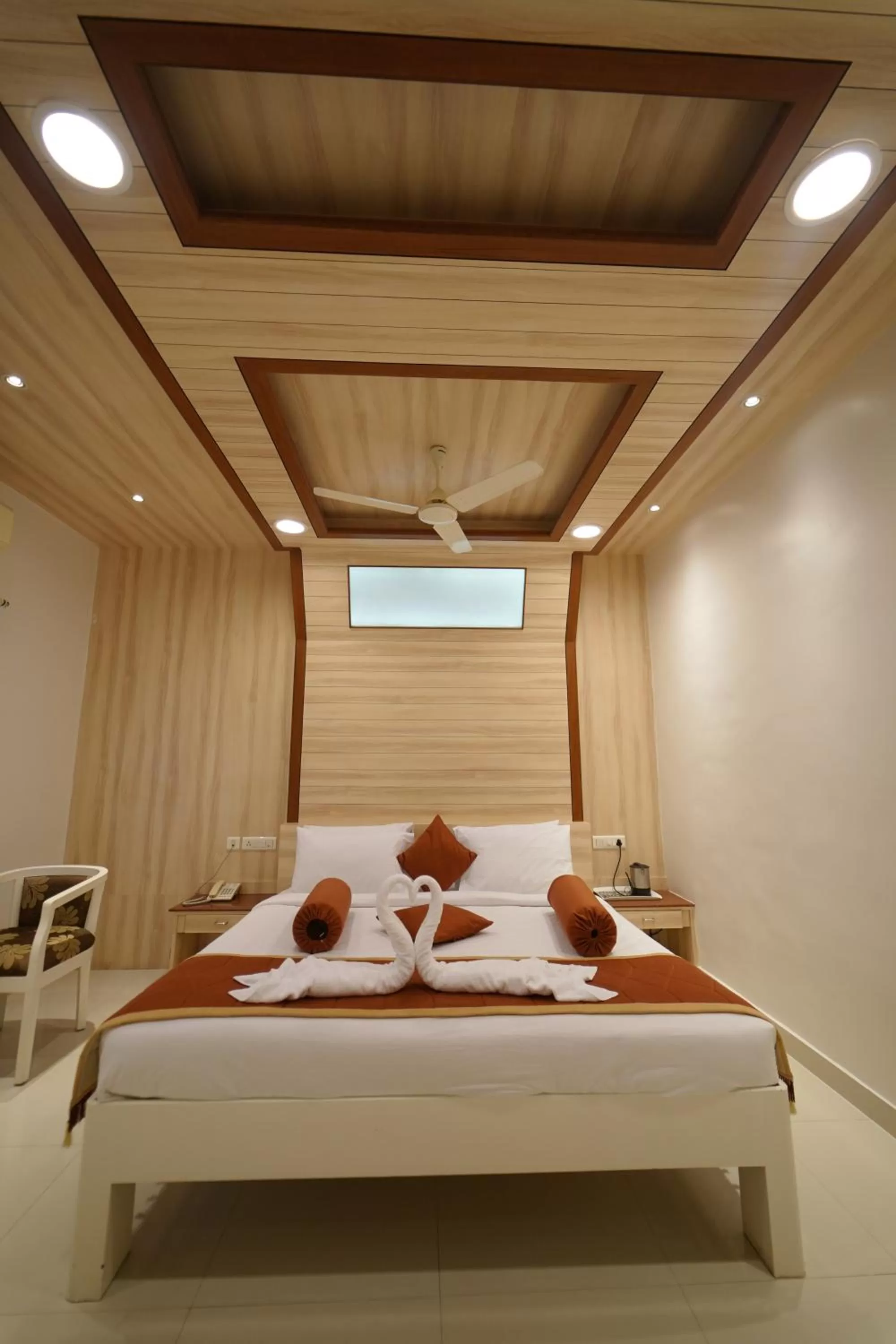 Living room, Bed in Hotel Palmyra Grand Inn