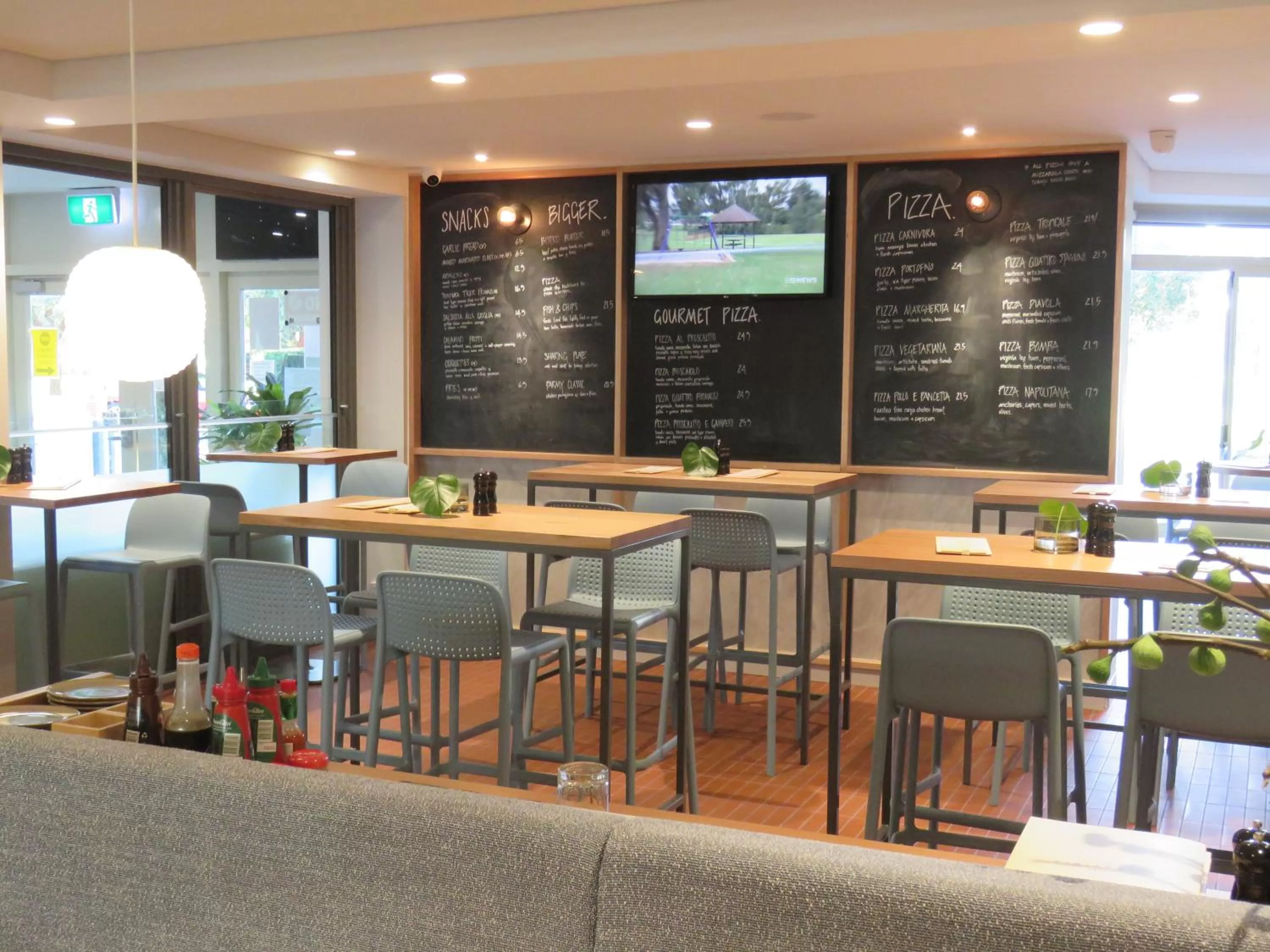 Lounge or bar in Baileys Parkside Motel by VetroBlu