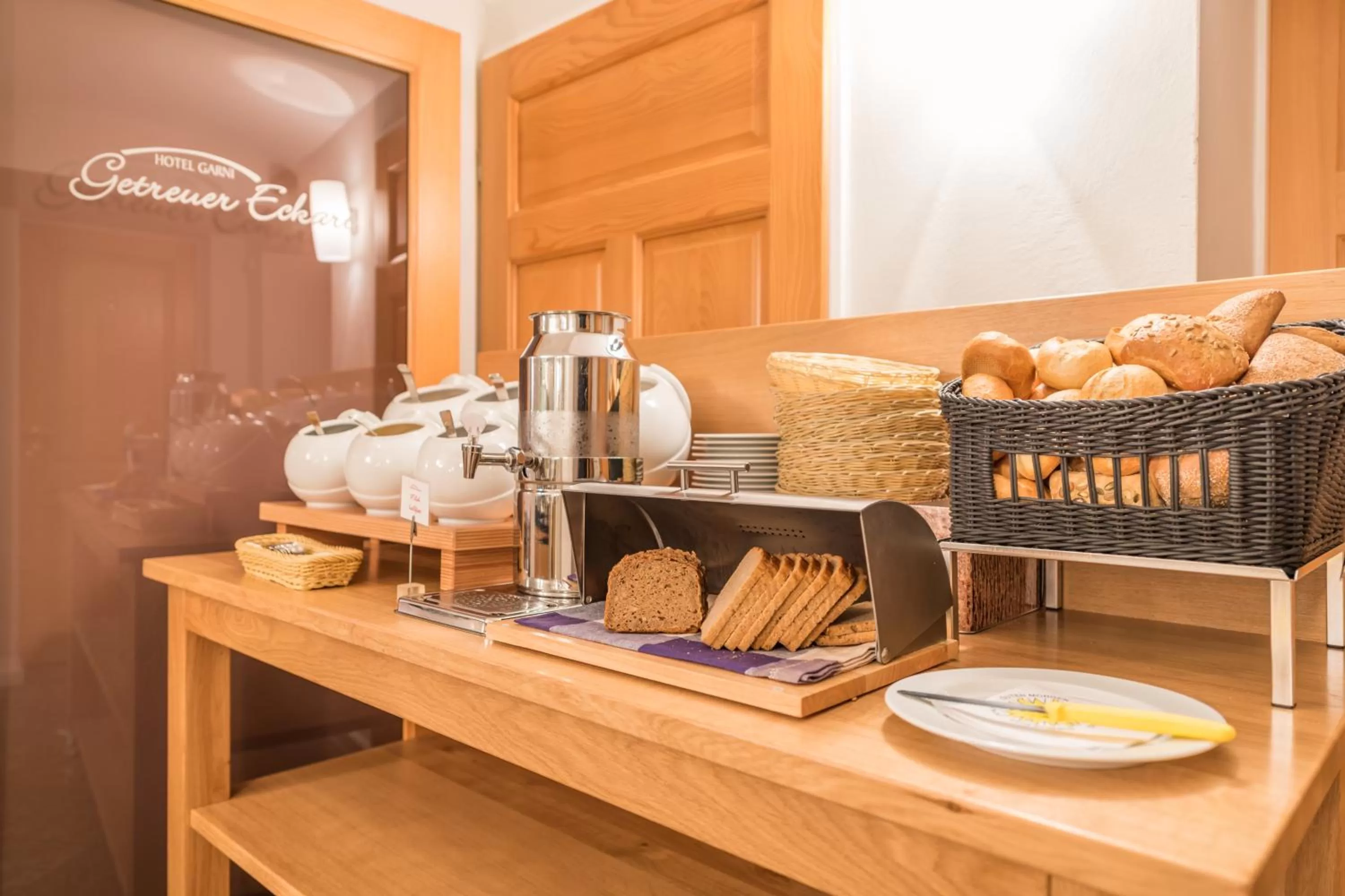 Buffet breakfast in Hotel Garni Getreuer Eckart