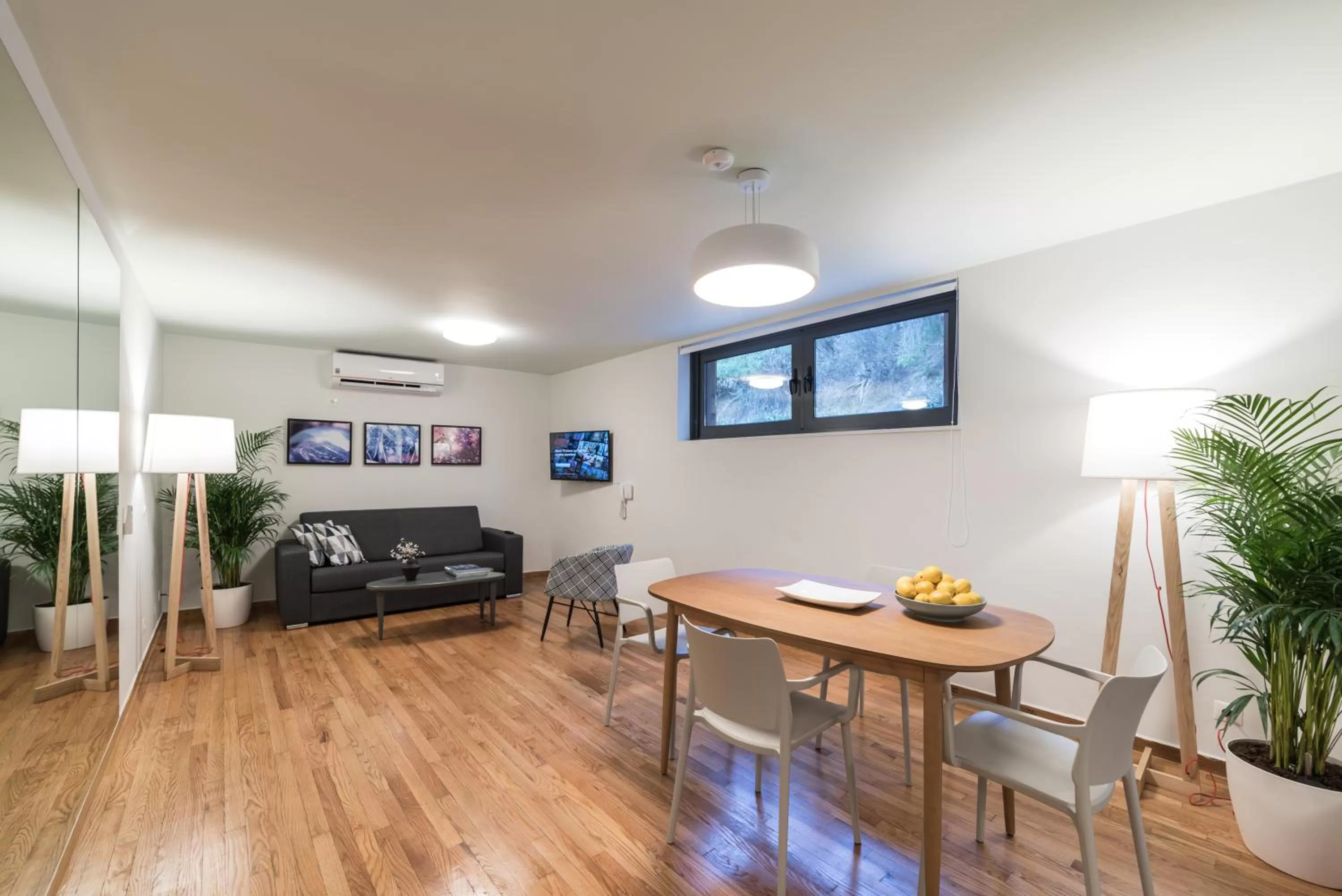 Living room, Dining Area in ZOIA The Hill by UPSTREET