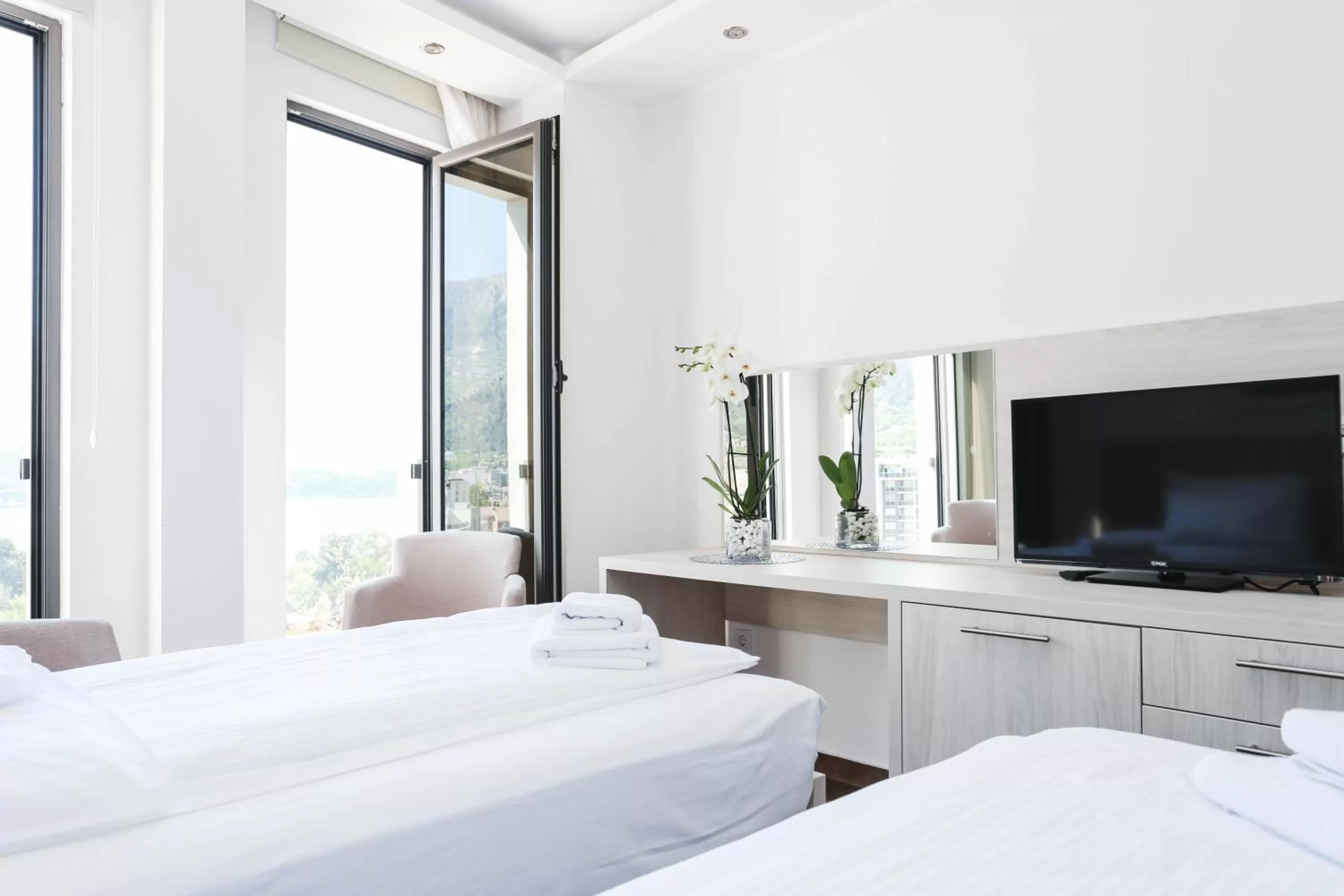 Bedroom, Bed in Arka