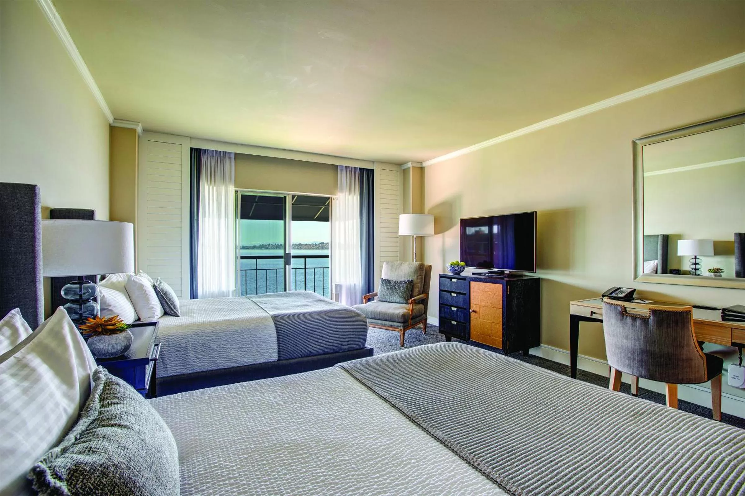 TV and multimedia, Bed in The Woodmark Hotel & Still Spa on Lake Washington