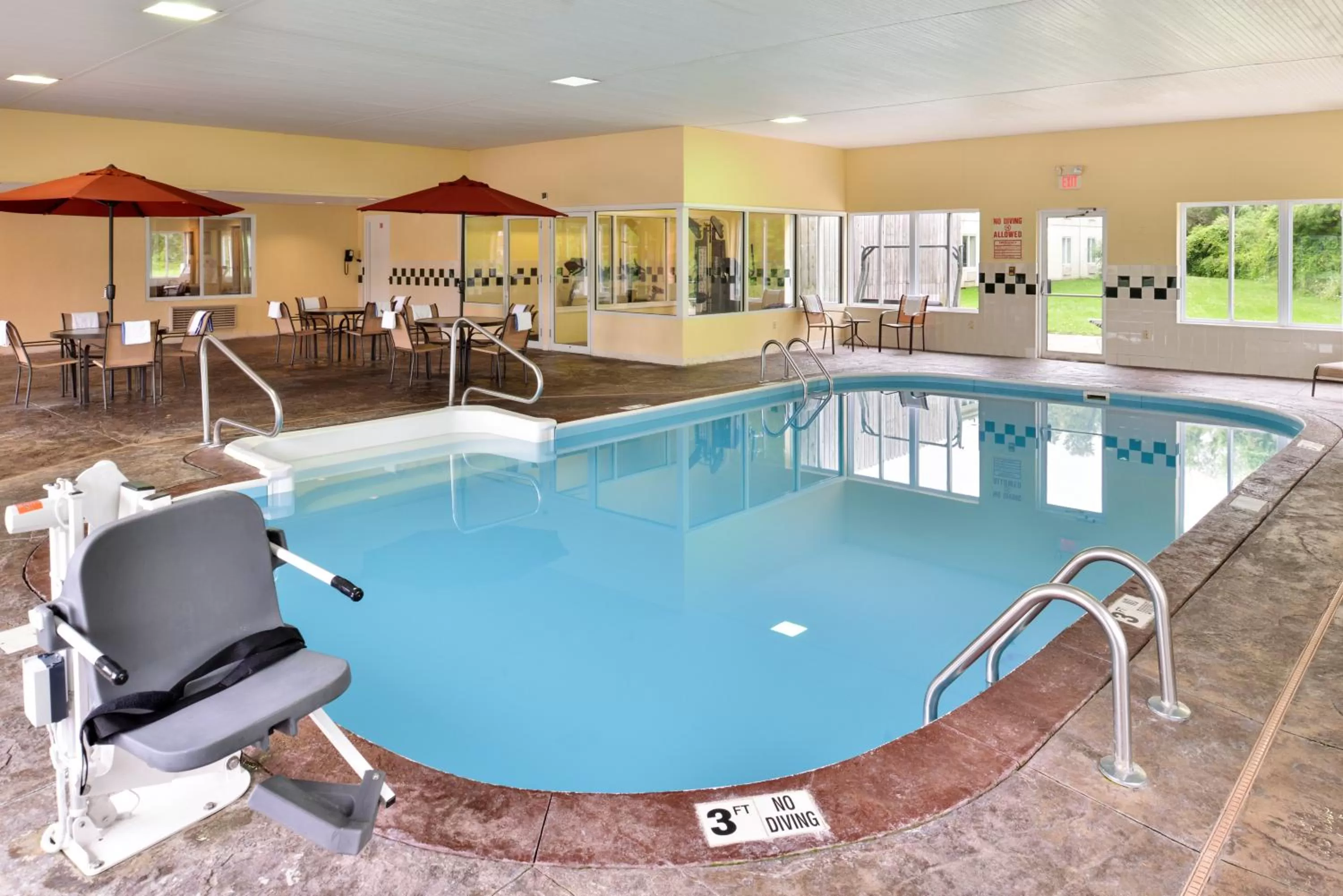 Swimming pool in Red Roof Inn Sandusky - Milan