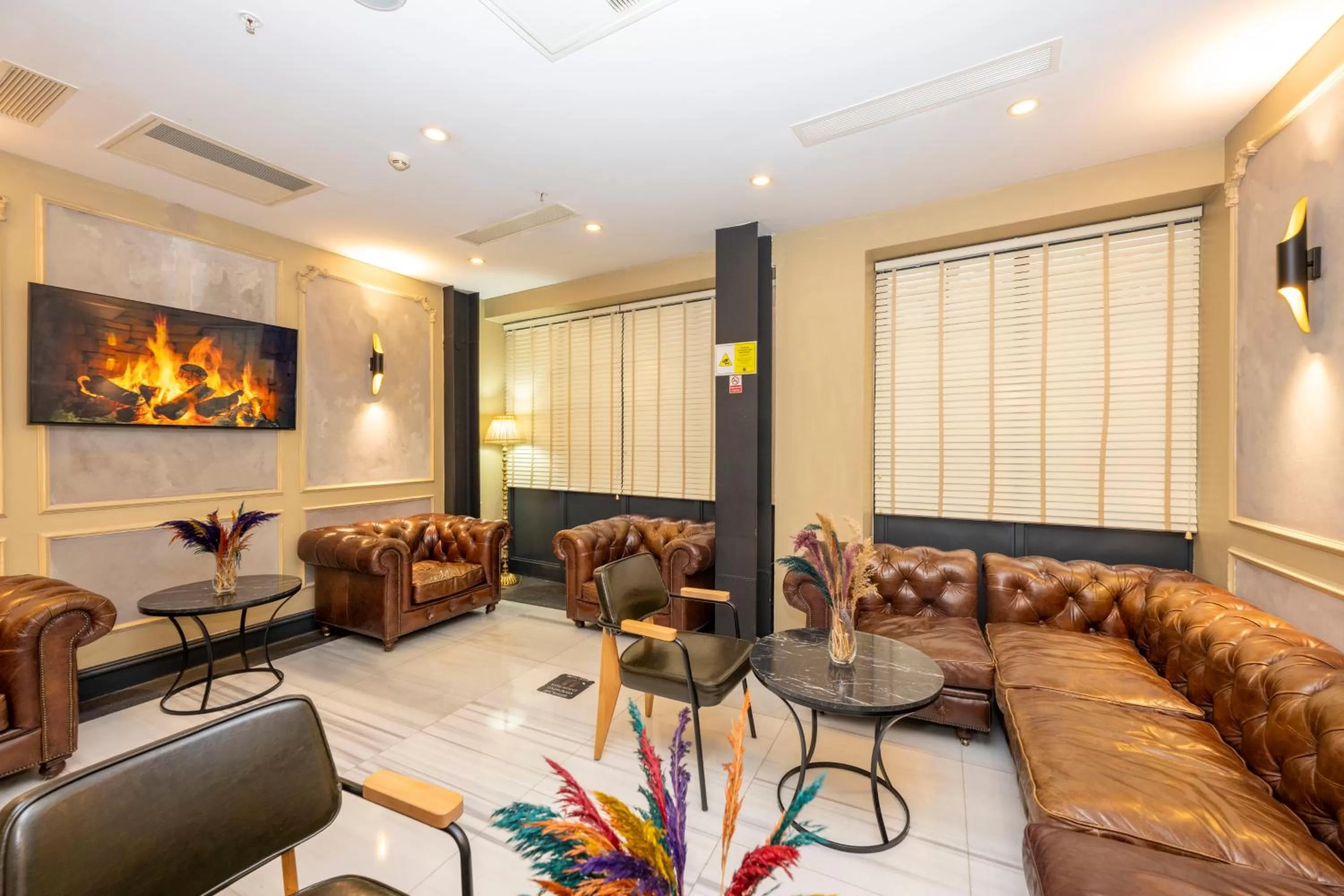 Communal lounge/ TV room in Premist Hotels Taksim