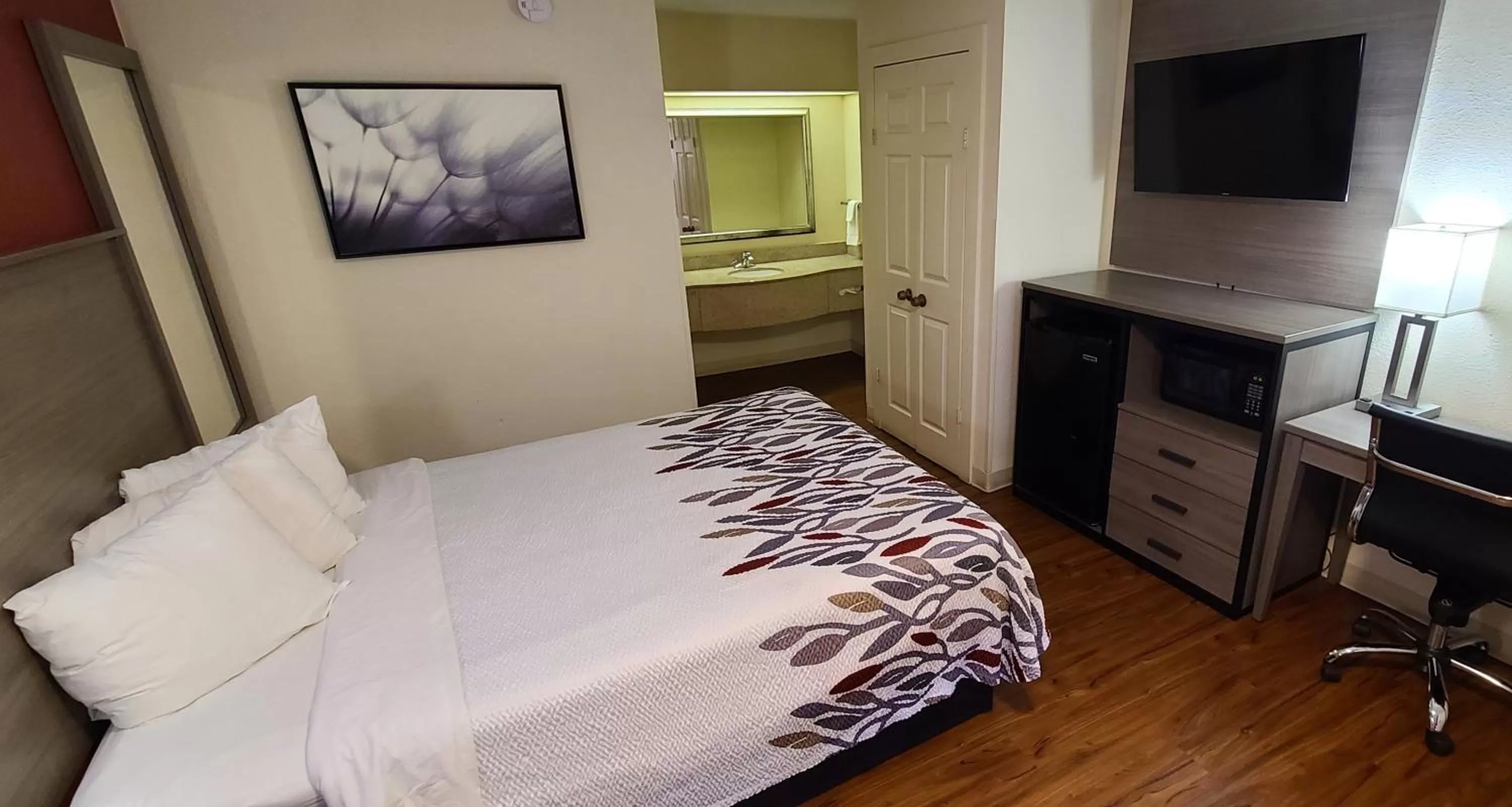 Photo of the whole room, Bed in Red Roof Inn & Suites Cornelius - Lake Norman