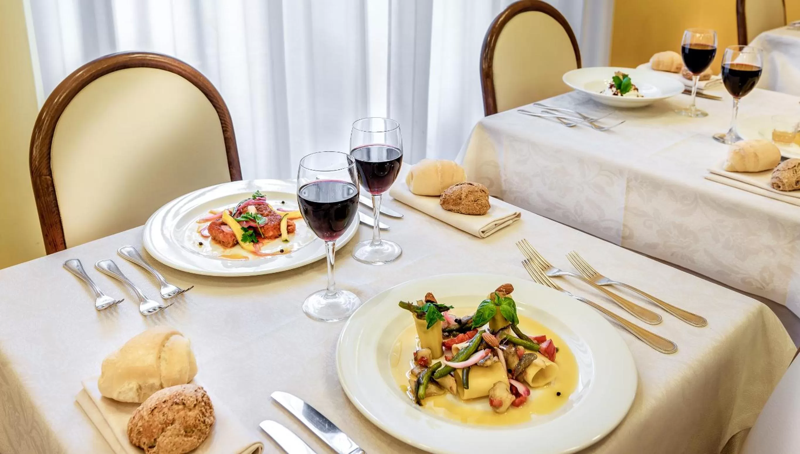 Restaurant/places to eat in Hotel Boston