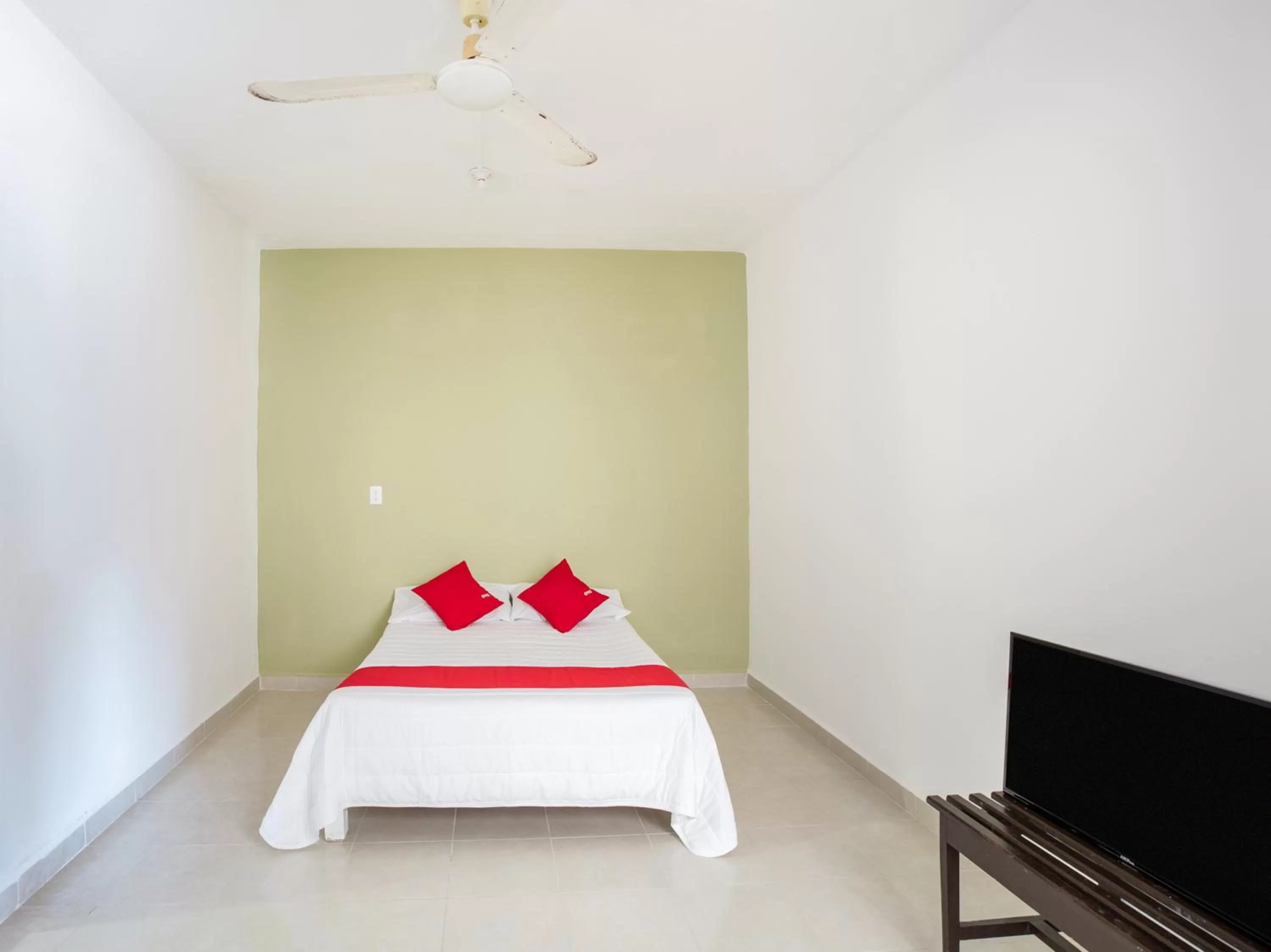 Bedroom, Bed in OYO Hotel Cristal,Museum of Mayan culture,Chetumal