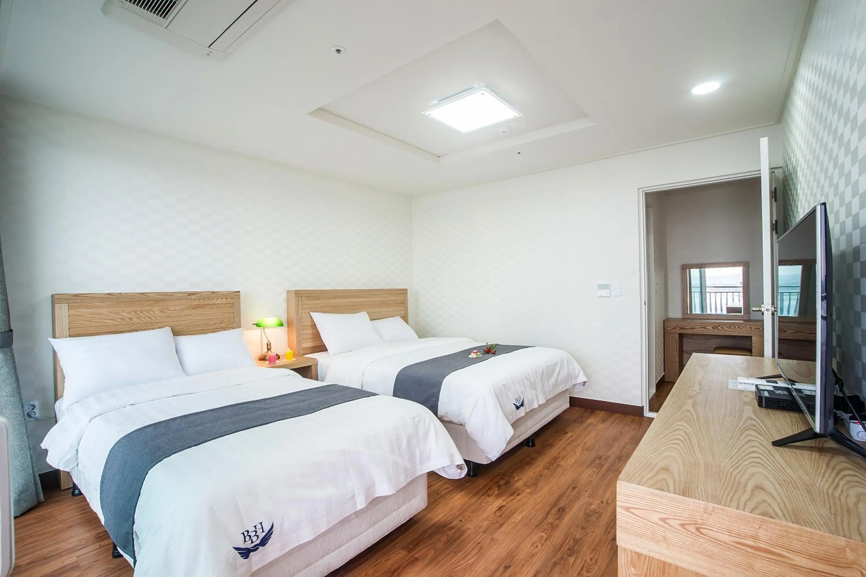 Shower, Bed in Breeze Bay Hotel