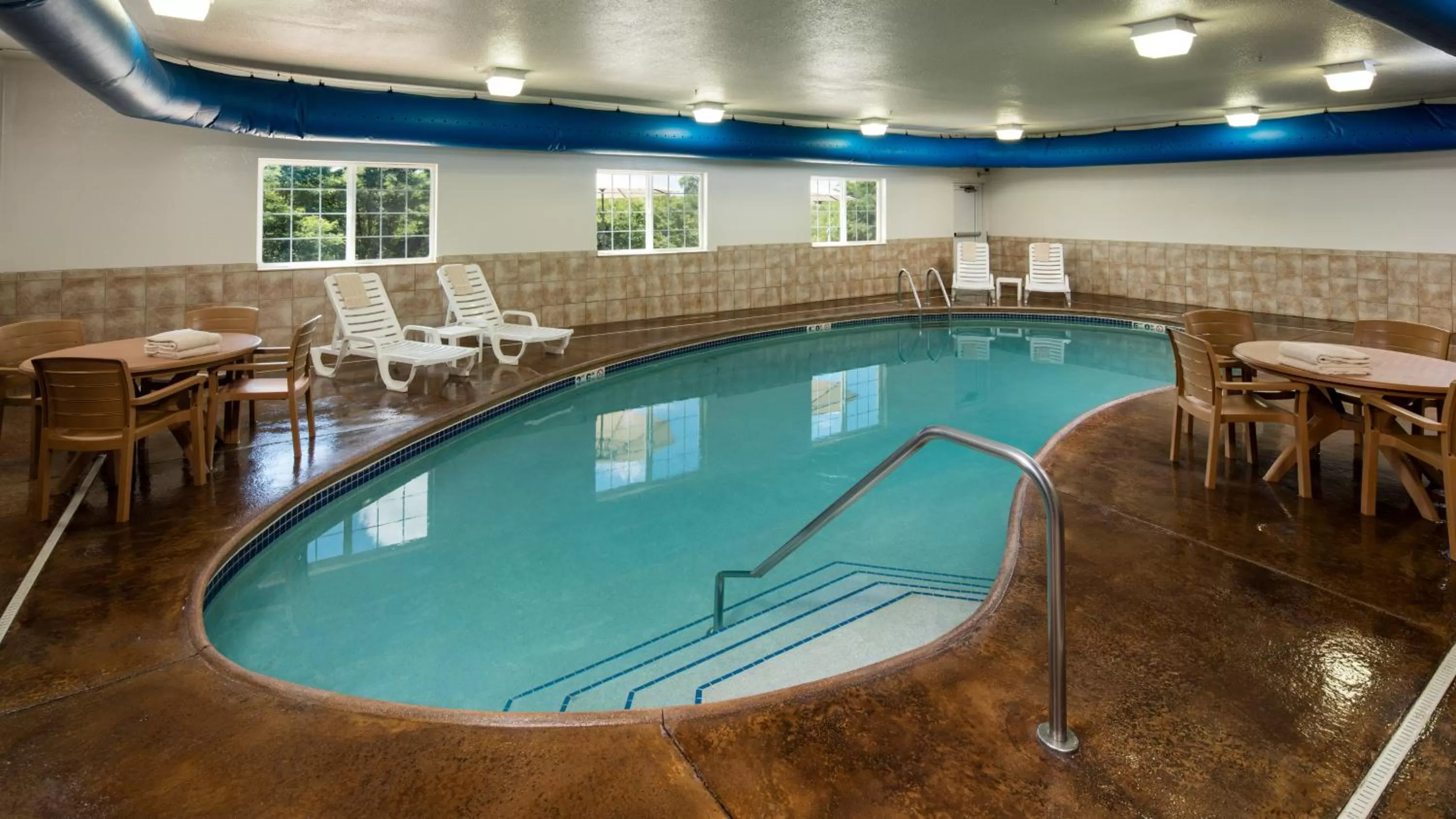 Swimming pool in Irish Cottage Inn & Suites