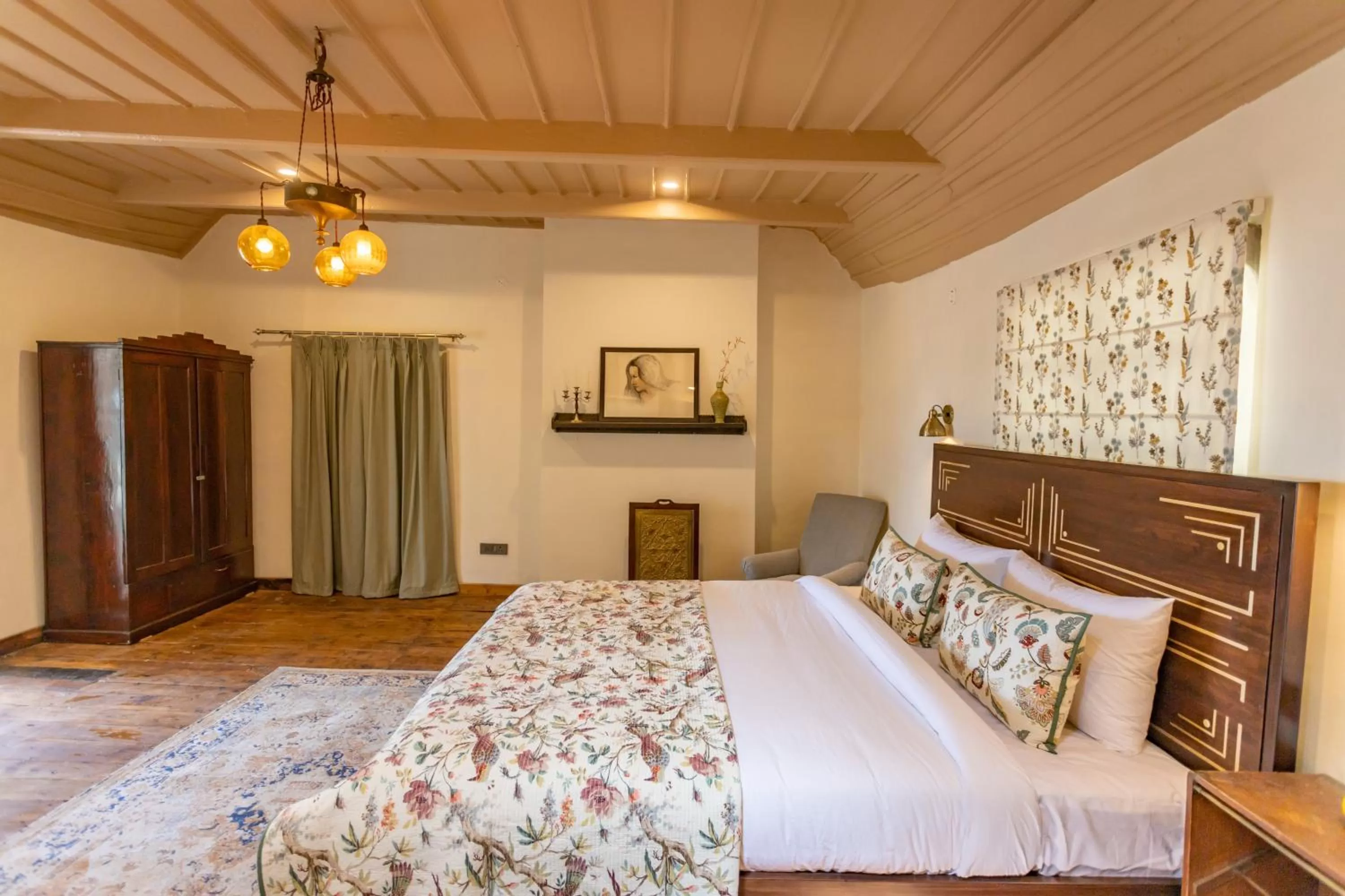 Photo of the whole room, Bed in Seclude Shimla, Taraview