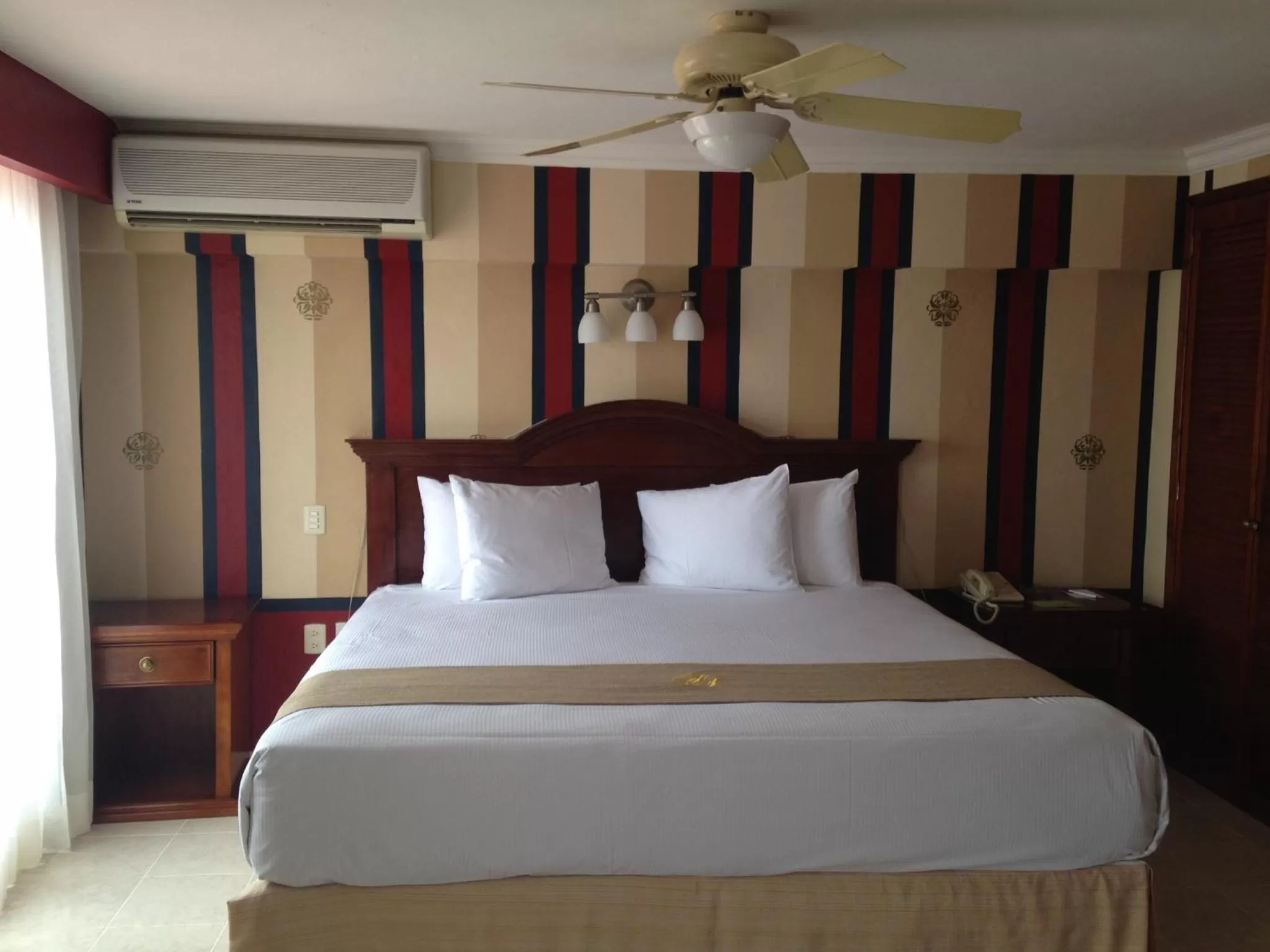 Bed in Hotel Plaza Colonial