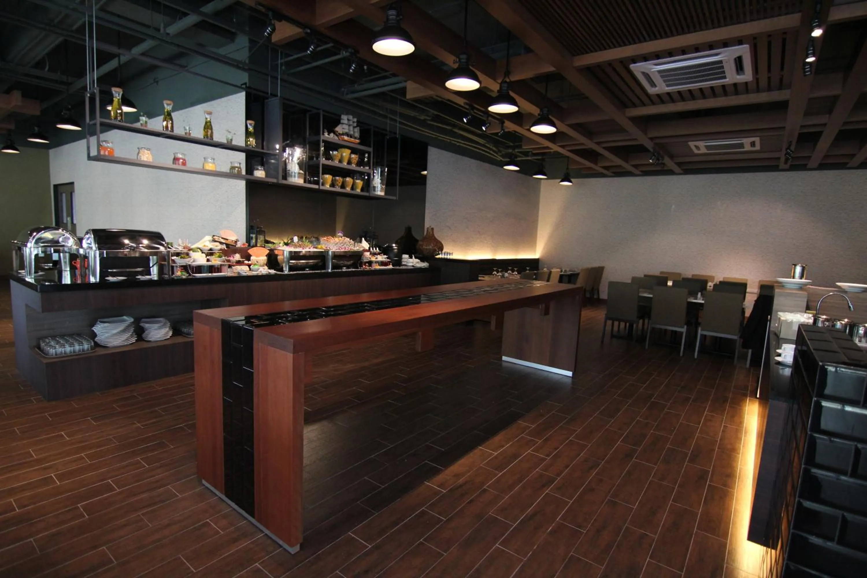 Restaurant/places to eat in Nexus Regency Suites & Hotel