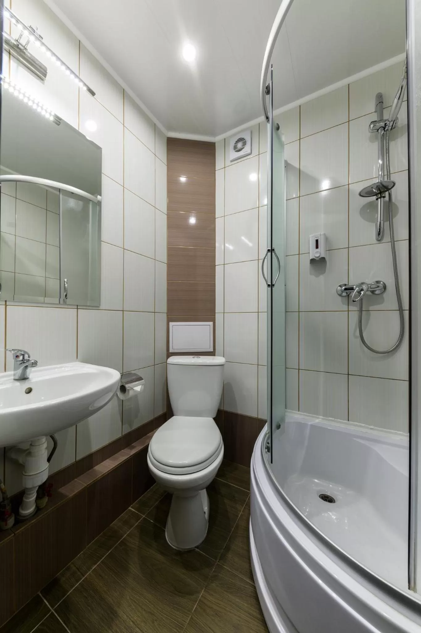 Shower in Hotel Nivki