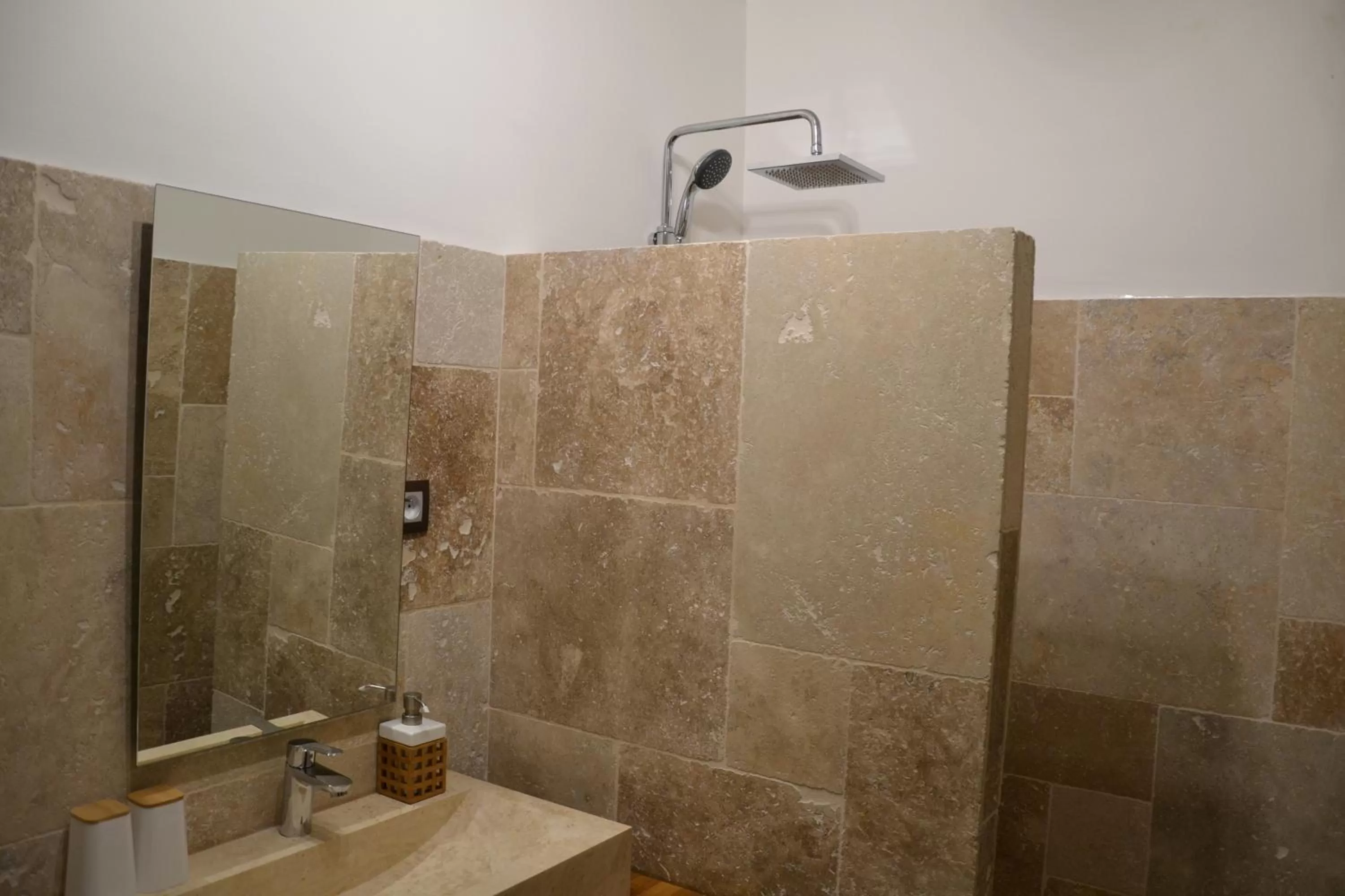 Photo of the whole room, Bathroom in Maison Saint Louis avec Jacuzzi