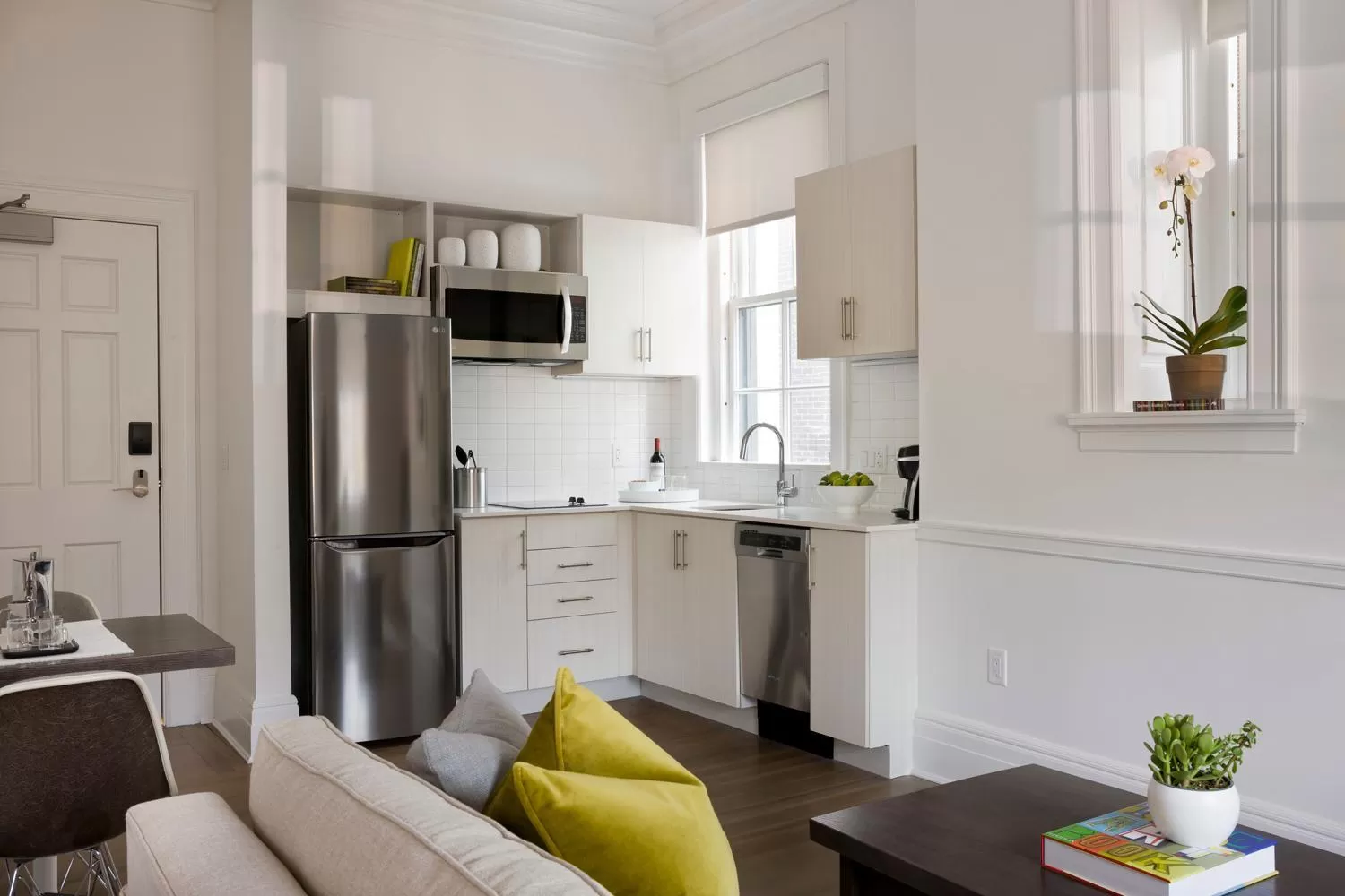 Kitchen or kitchenette in Placemakr Dupont Circle