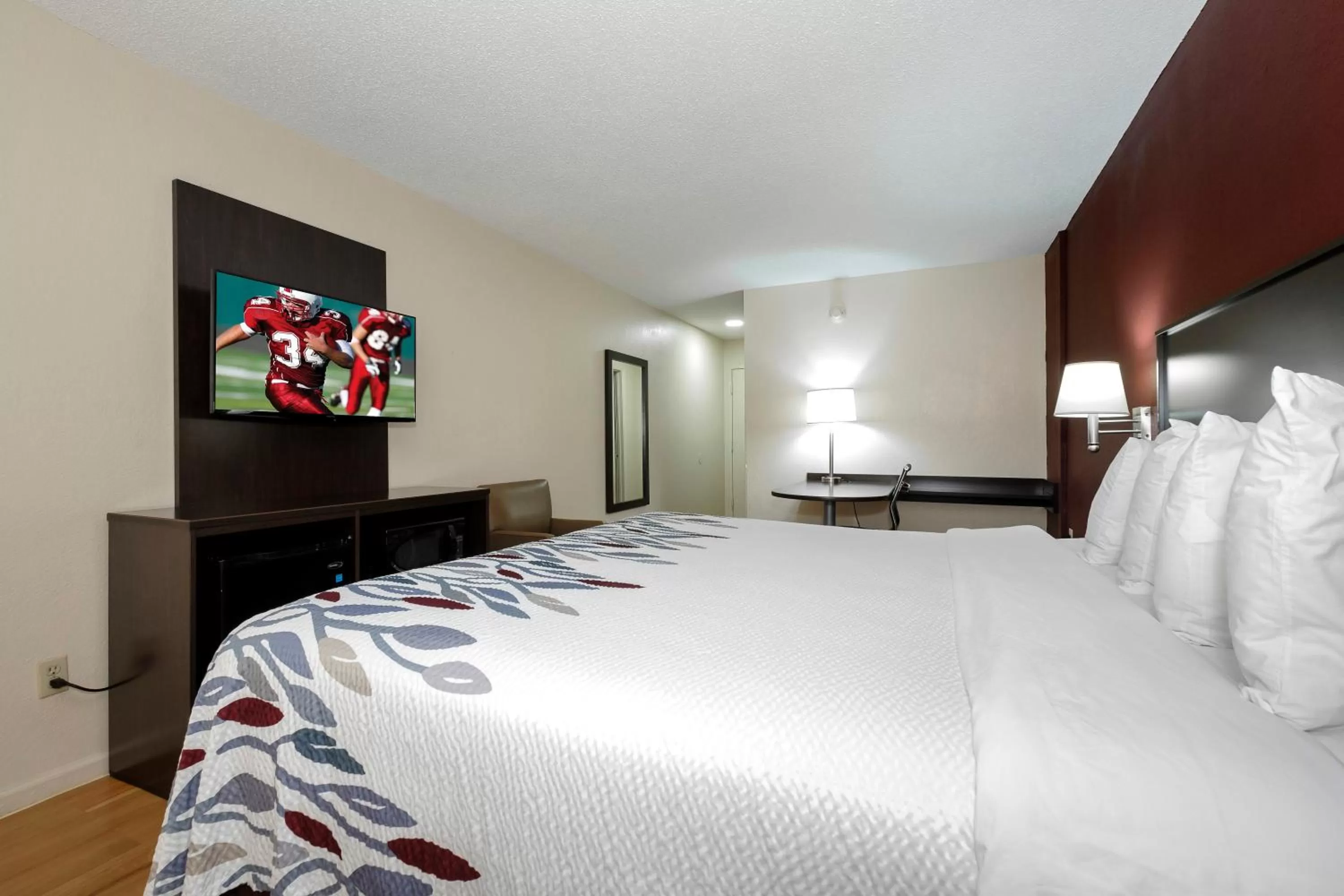 Photo of the whole room, Bed in Red Roof Inn Hillsville