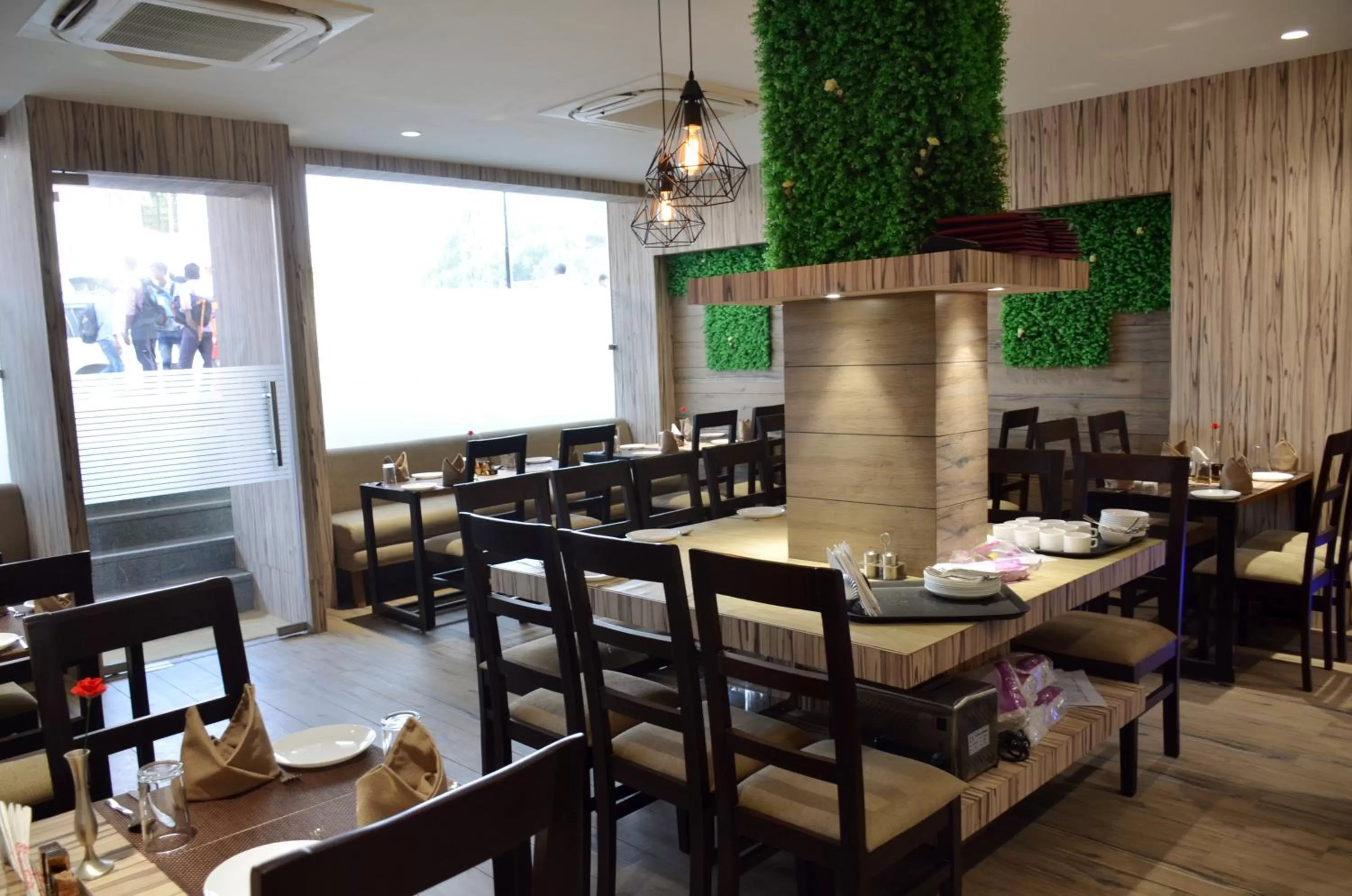 Restaurant/places to eat in Hotel Radiance