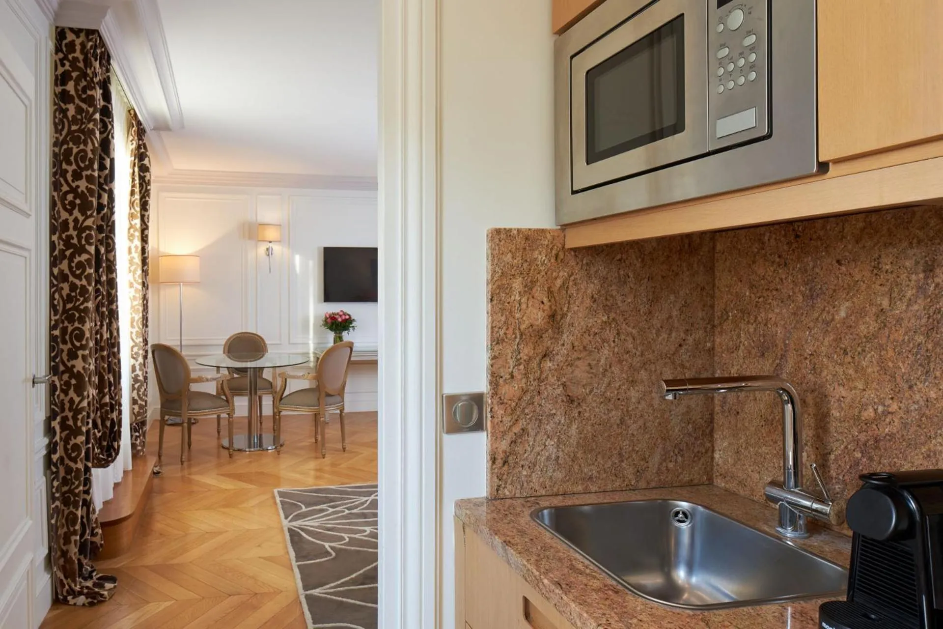 Kitchen or kitchenette in Majestic Hotel Spa - Champs Elysées