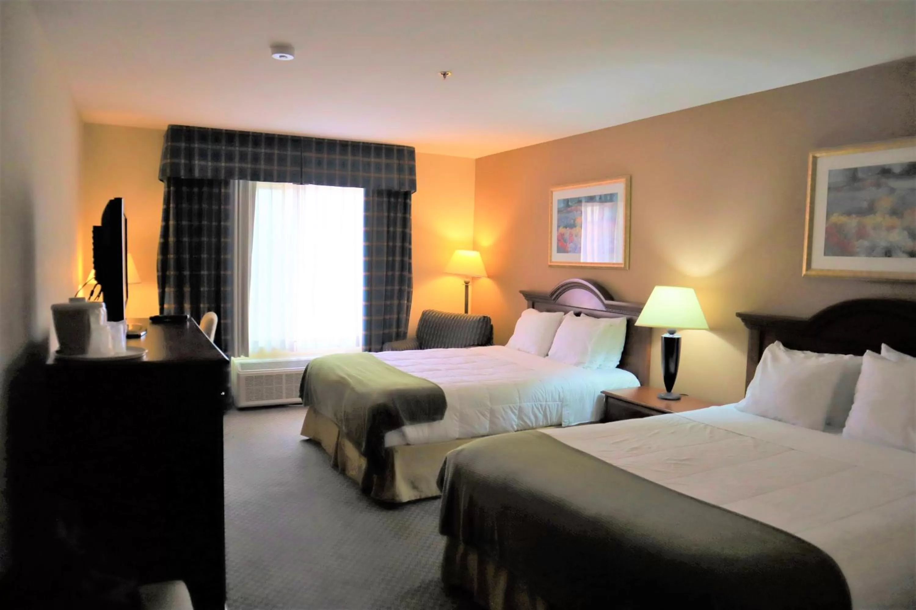 Bed in Oasis Inn & Suites 29 Palms Hotel Joshua Tree National Park