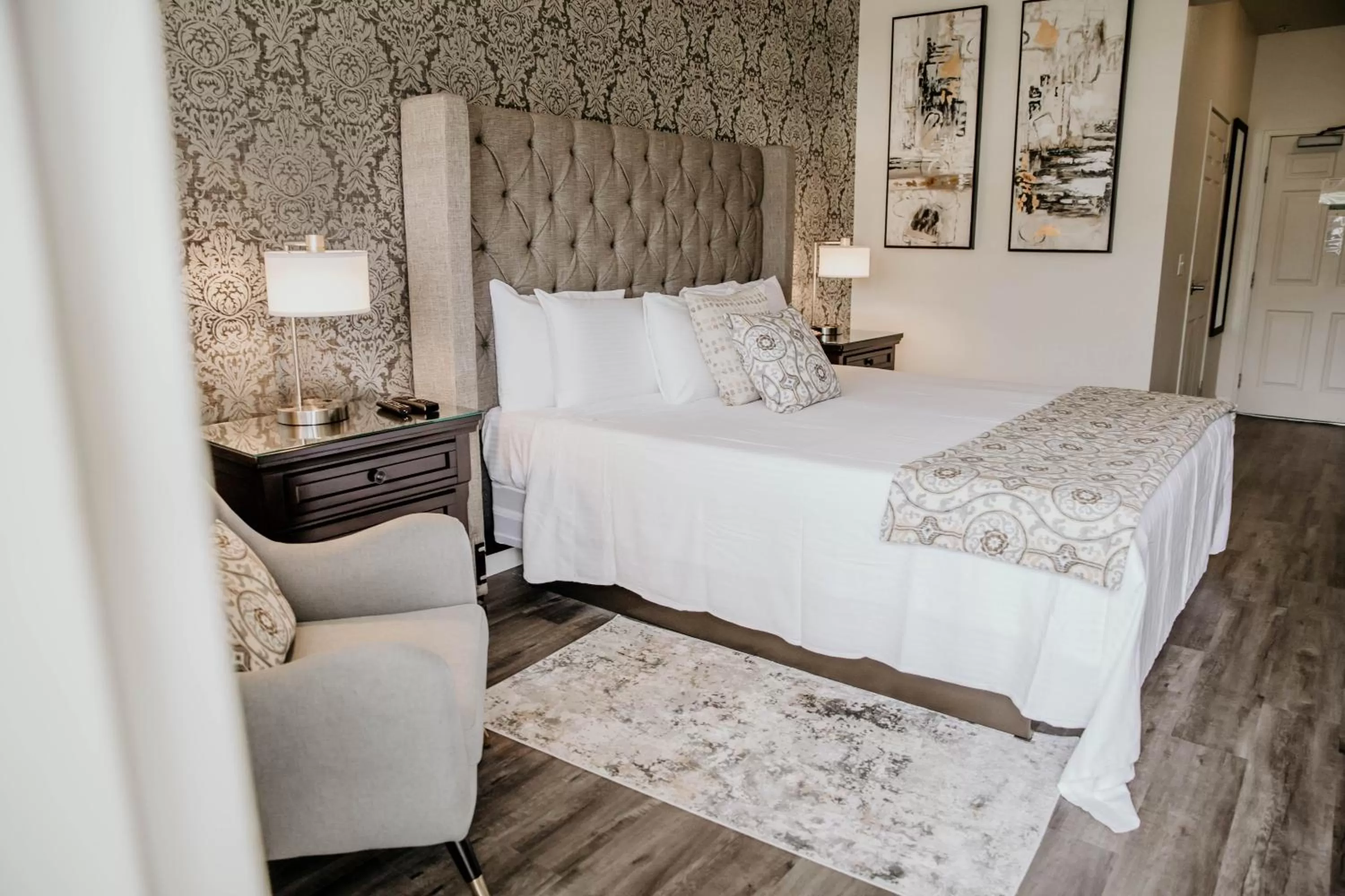 Bed in Geyserville Inn