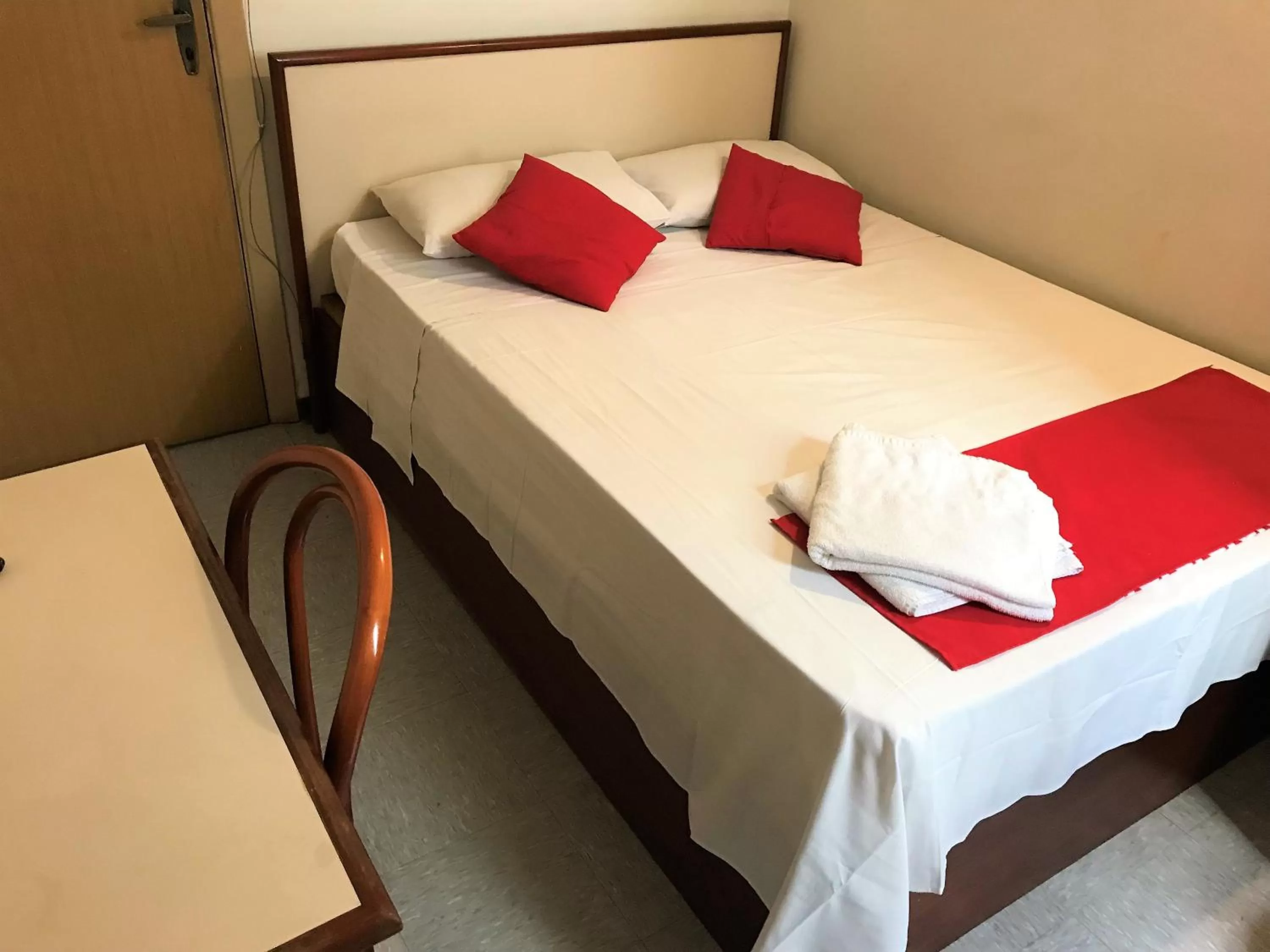 Bedroom, Bed in Hotel São Jorge São Paulo - Próximo a 25 de março, região do Brás, fácil acesso ao Expo Center Norte e Mercado Municipal SP