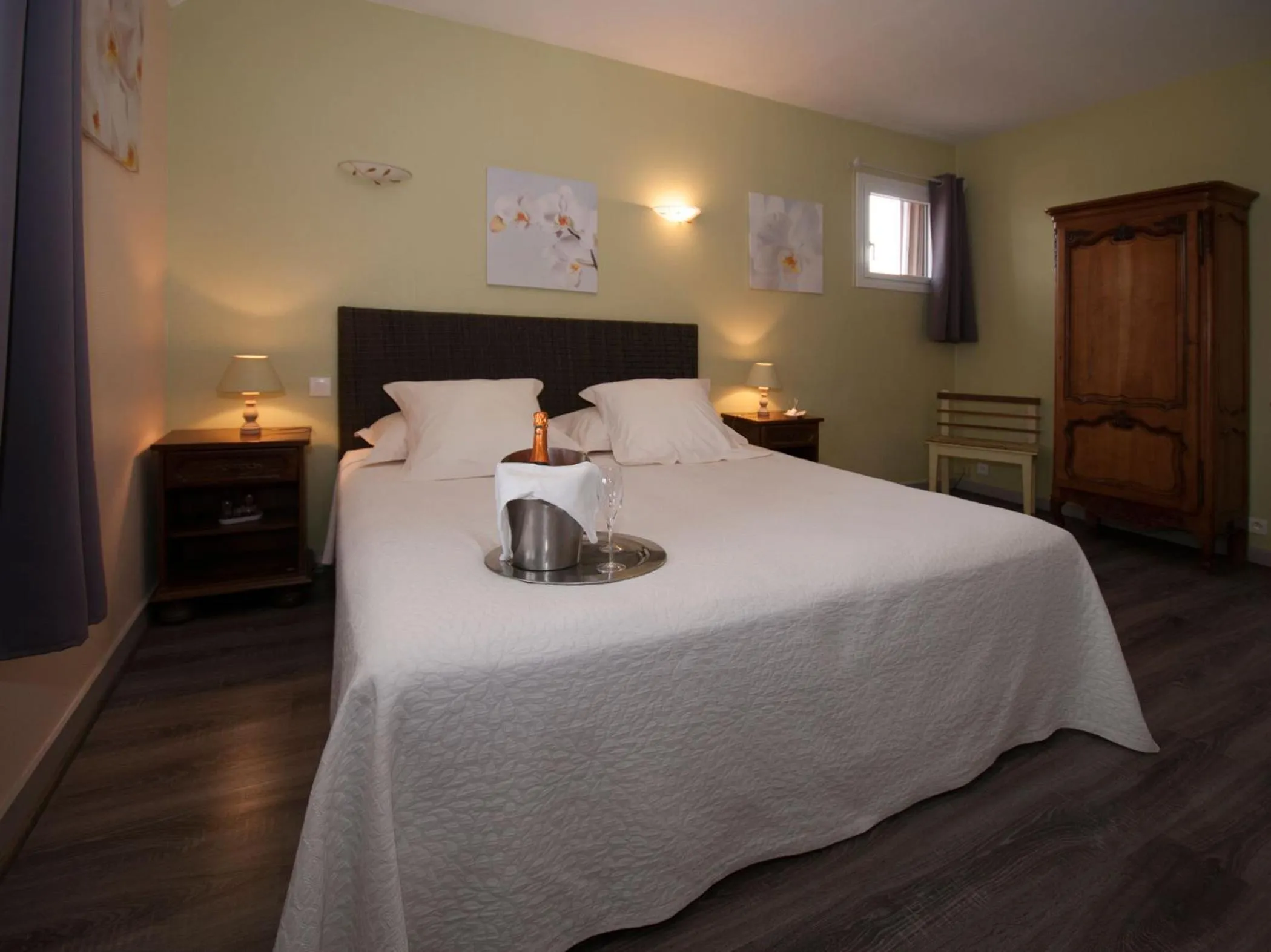 Day, Bed in Logis Hôtel Restaurant Le Coq Hardi