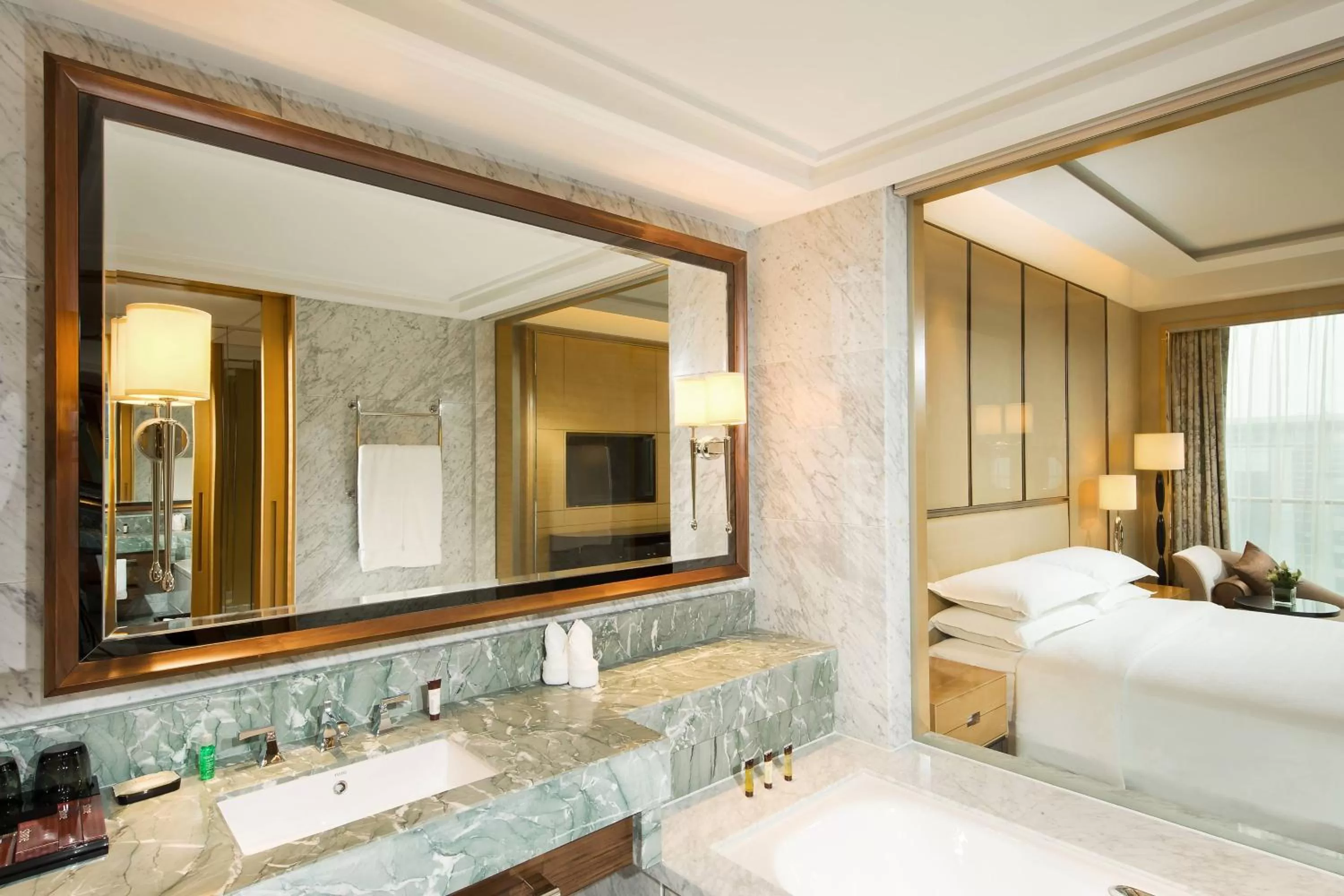 Bathroom, Bed in Sheraton Qingdao Jiaozhou Hotel