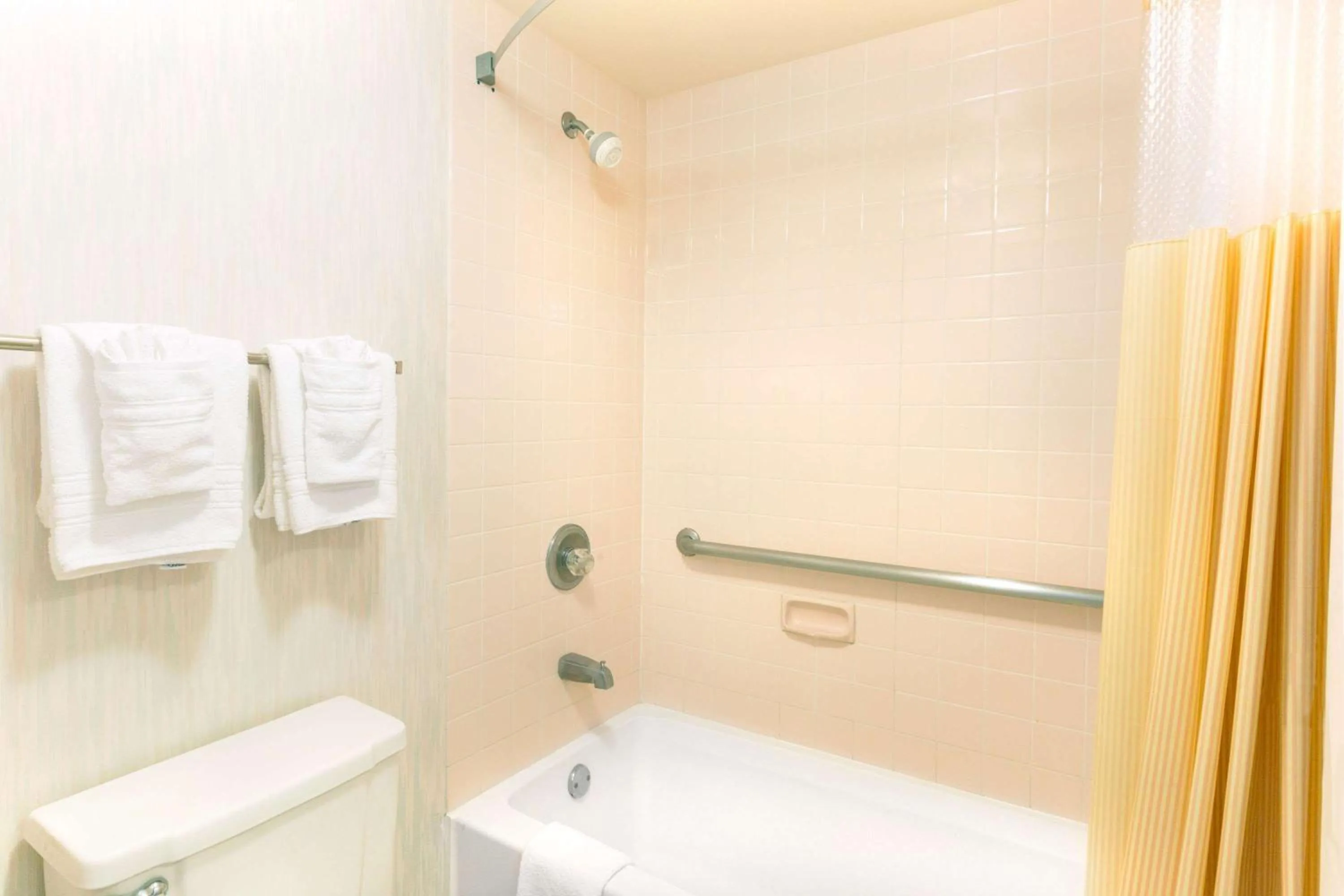 Bathroom in Days Inn by Wyndham Richmond